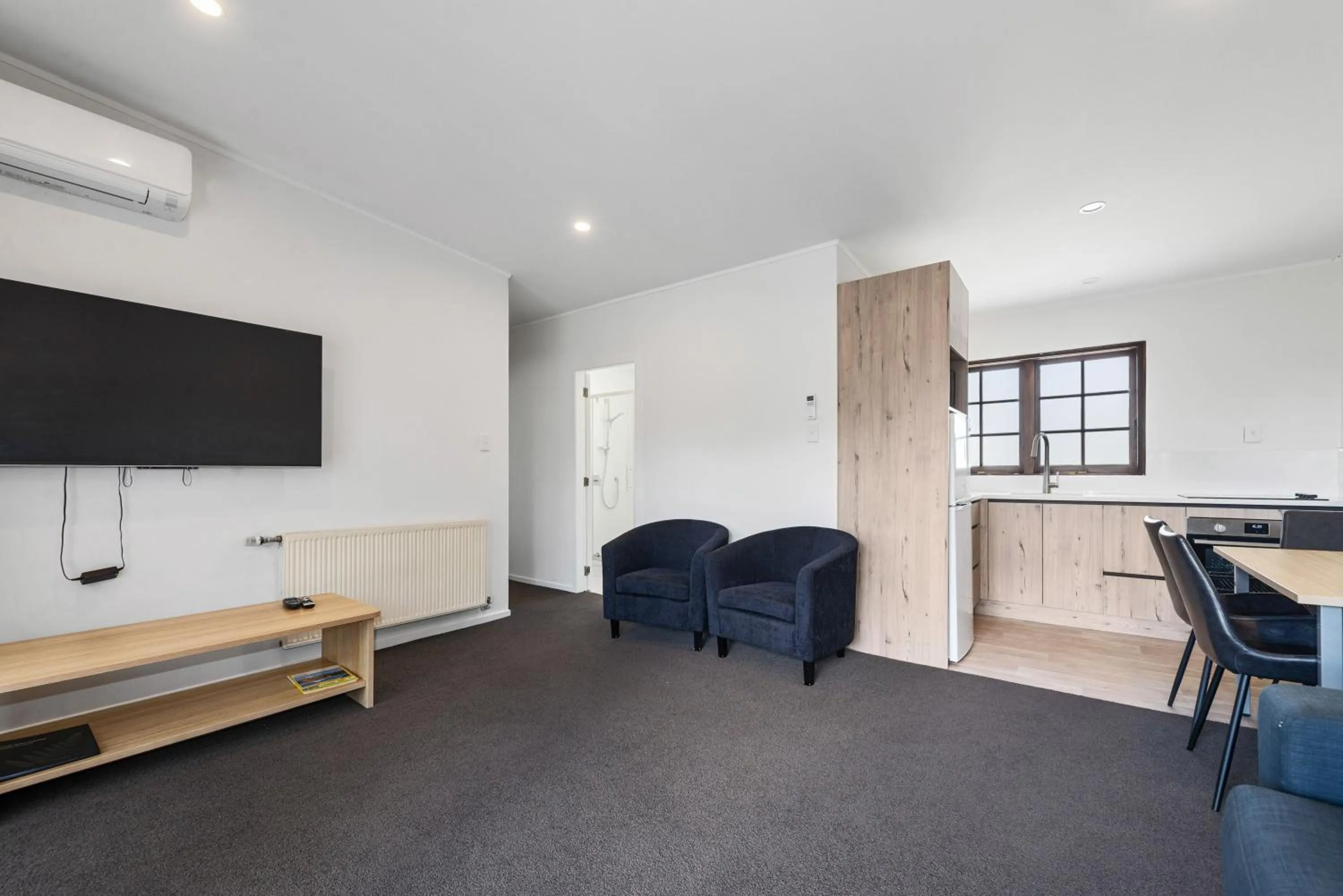 TV and multimedia in Wylie Court Motor Lodge