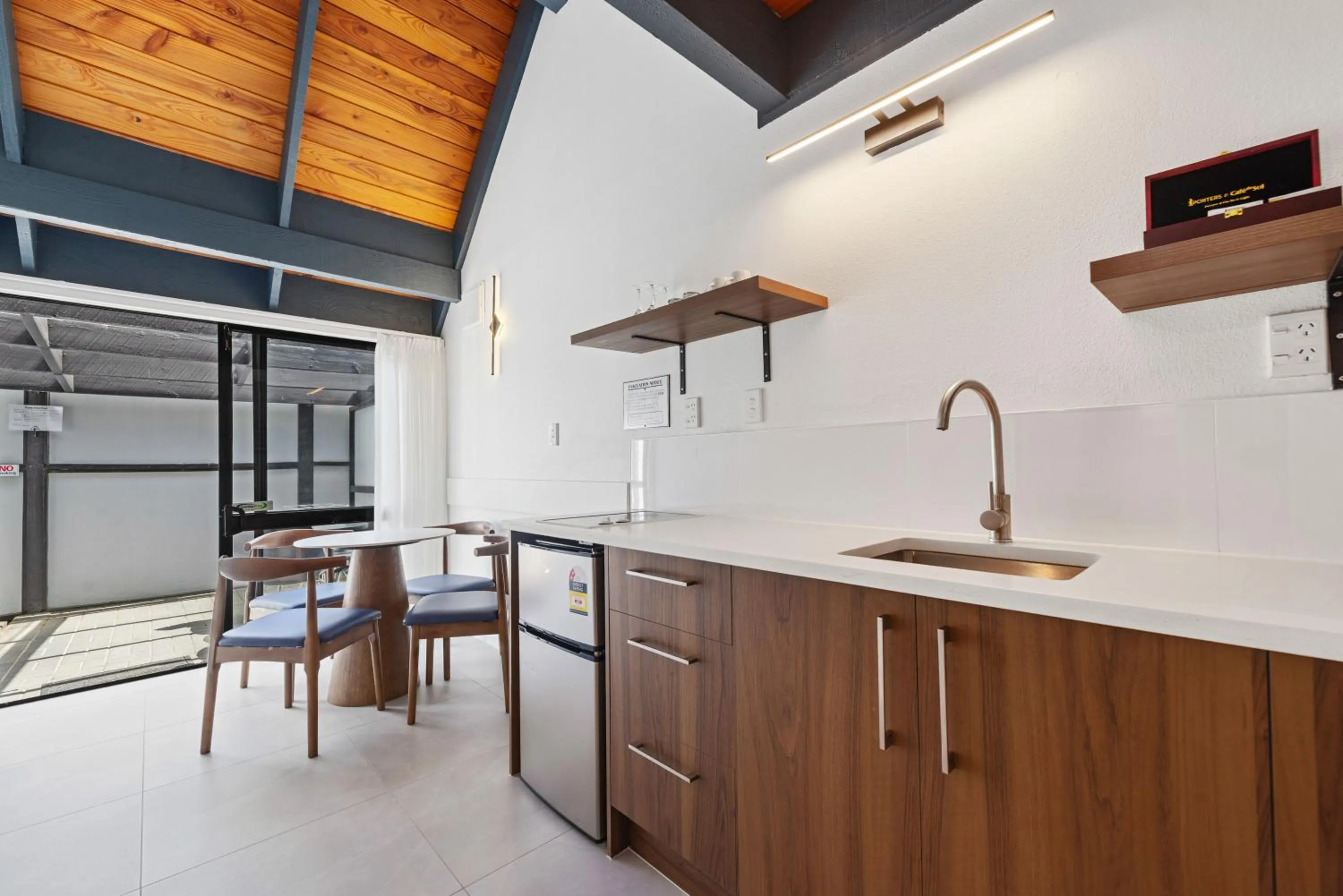 Kitchen or kitchenette in Wylie Court Motor Lodge