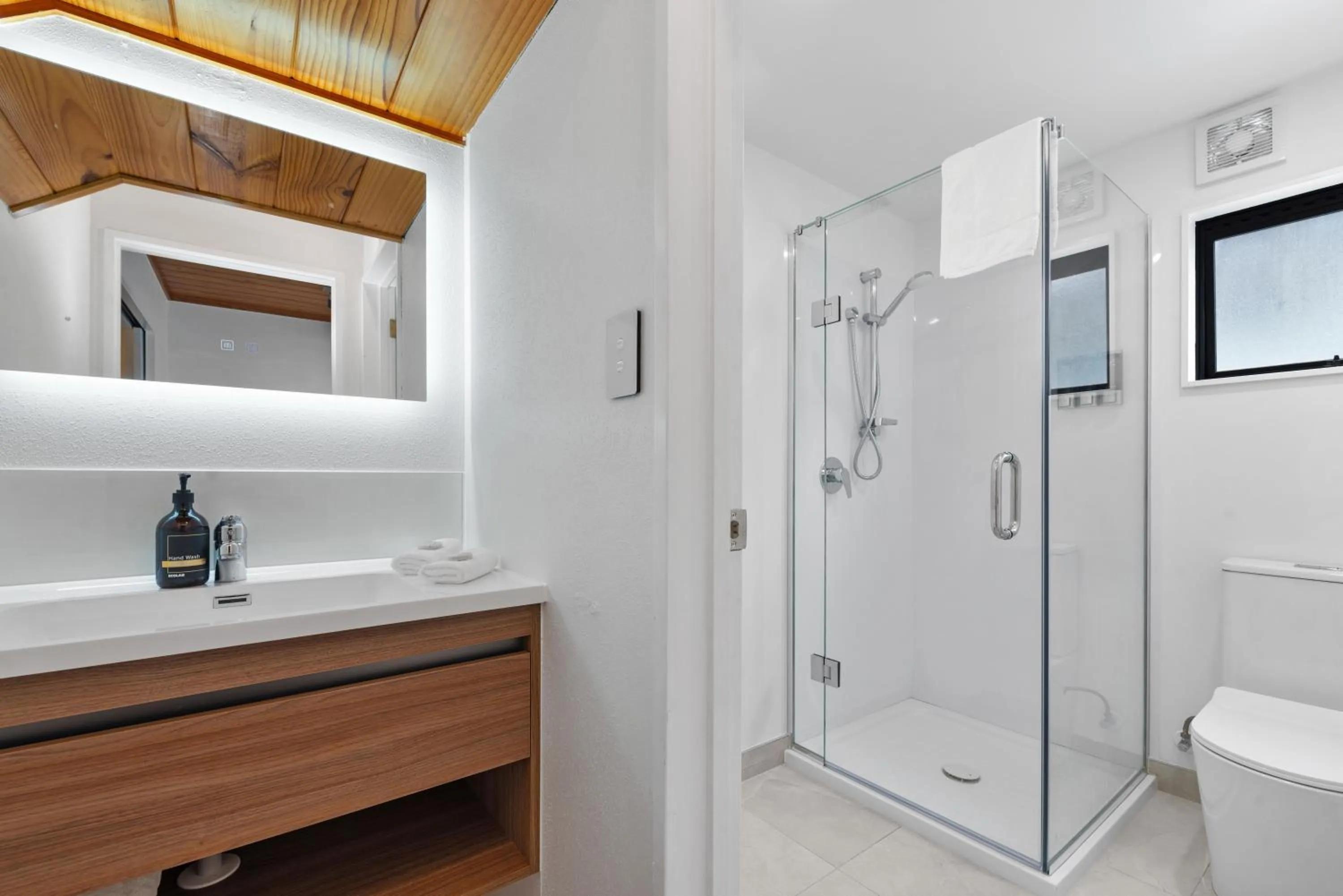 Shower in Wylie Court Motor Lodge