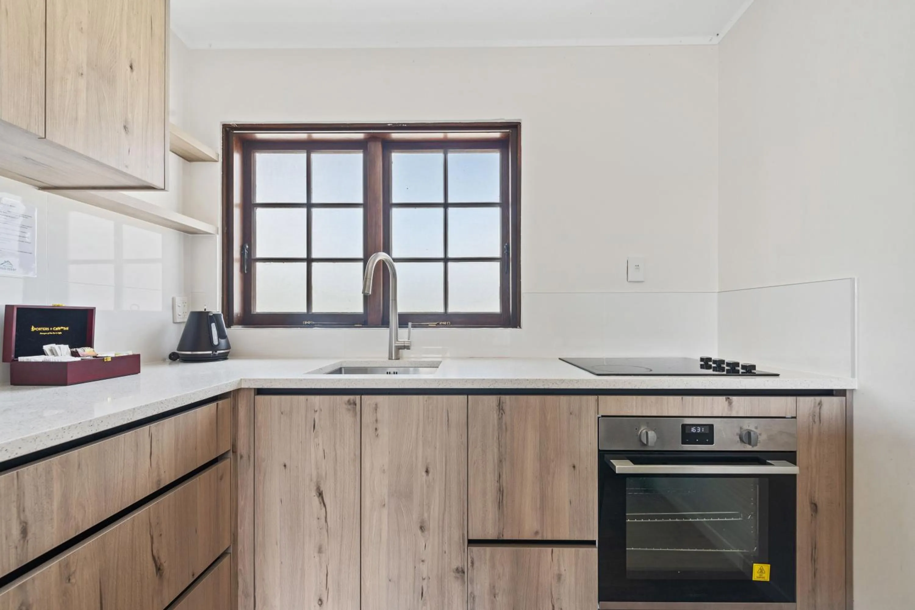 Kitchen or kitchenette in Wylie Court Motor Lodge