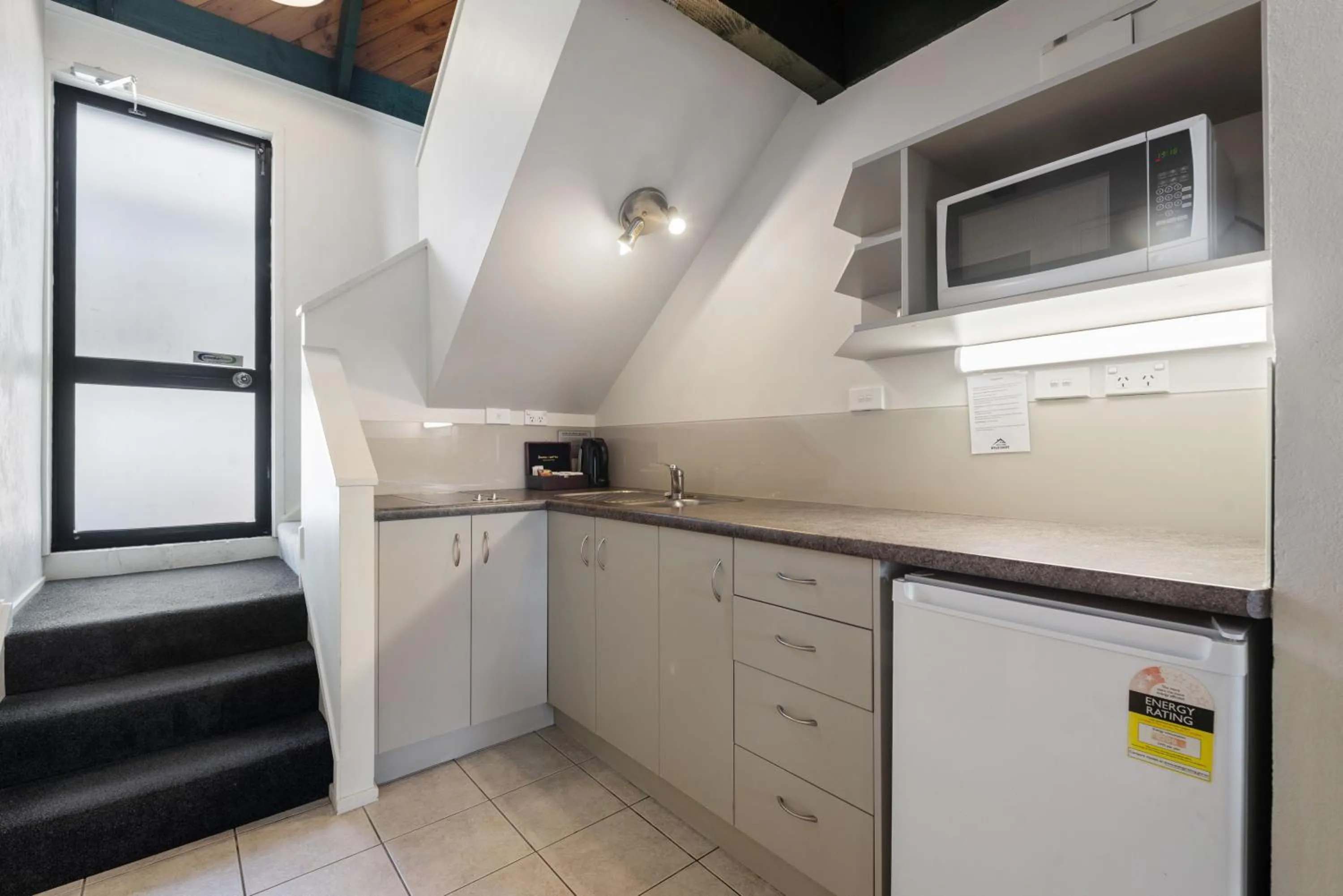 Kitchen or kitchenette in Wylie Court Motor Lodge