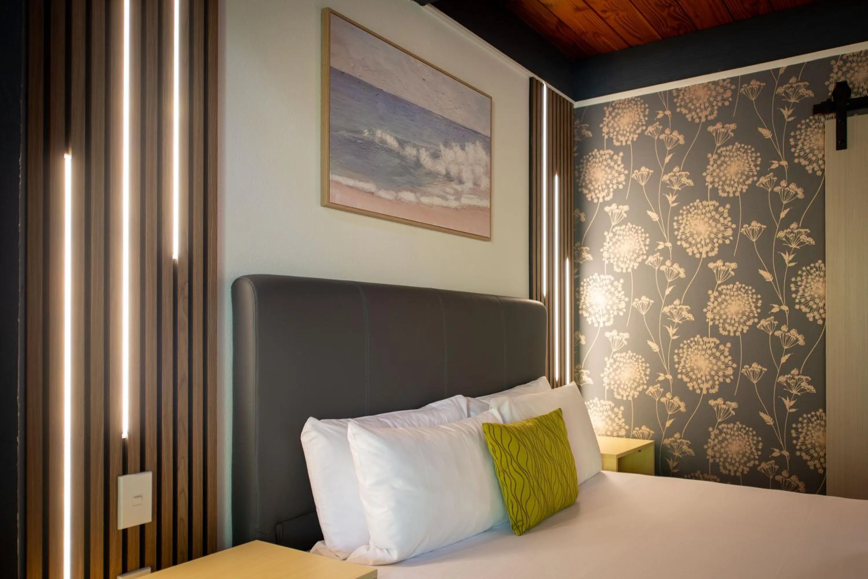 Bed in Wylie Court Motor Lodge