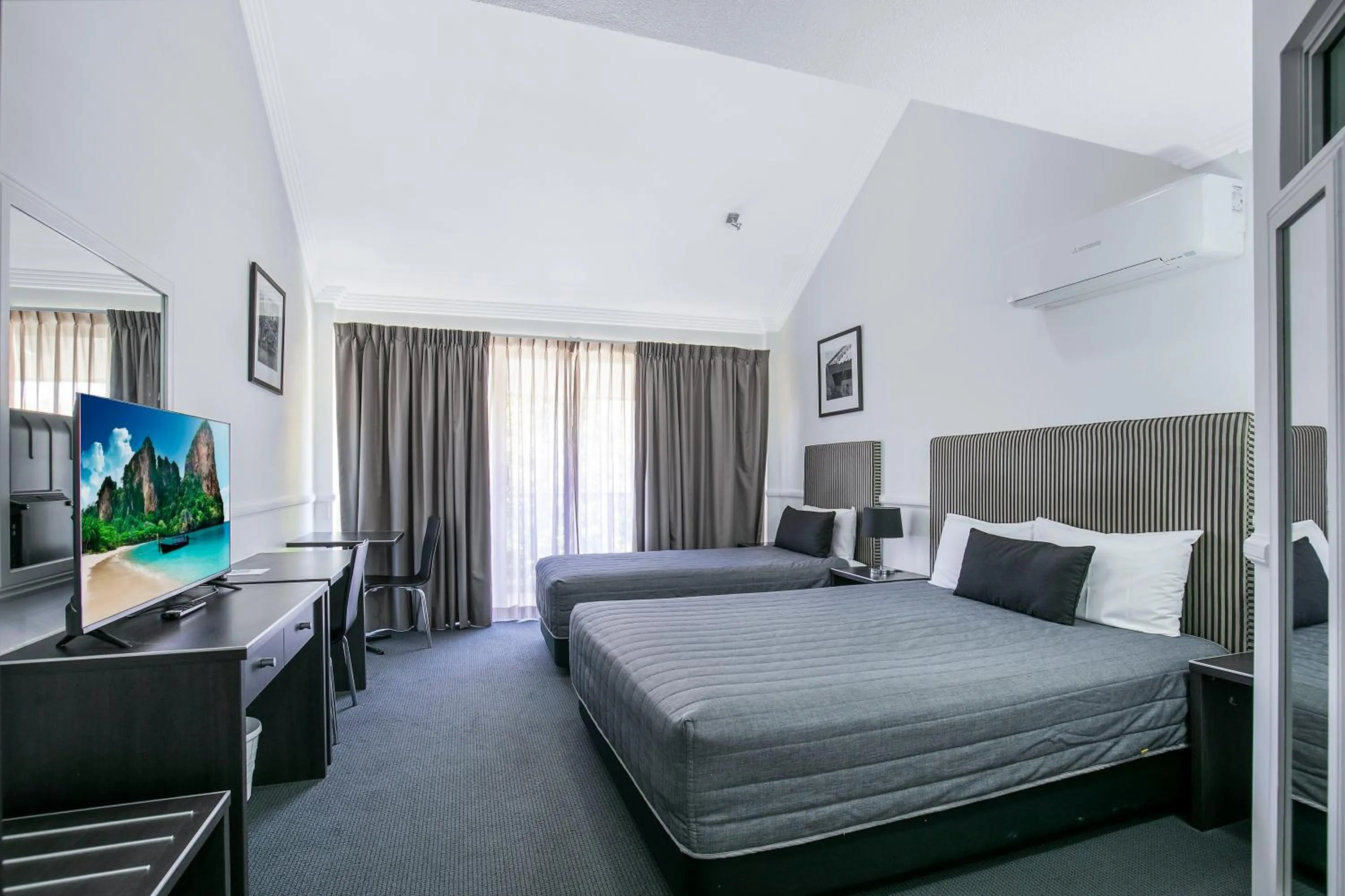 Bed in Comfort Inn & Apartments Northgate Airport