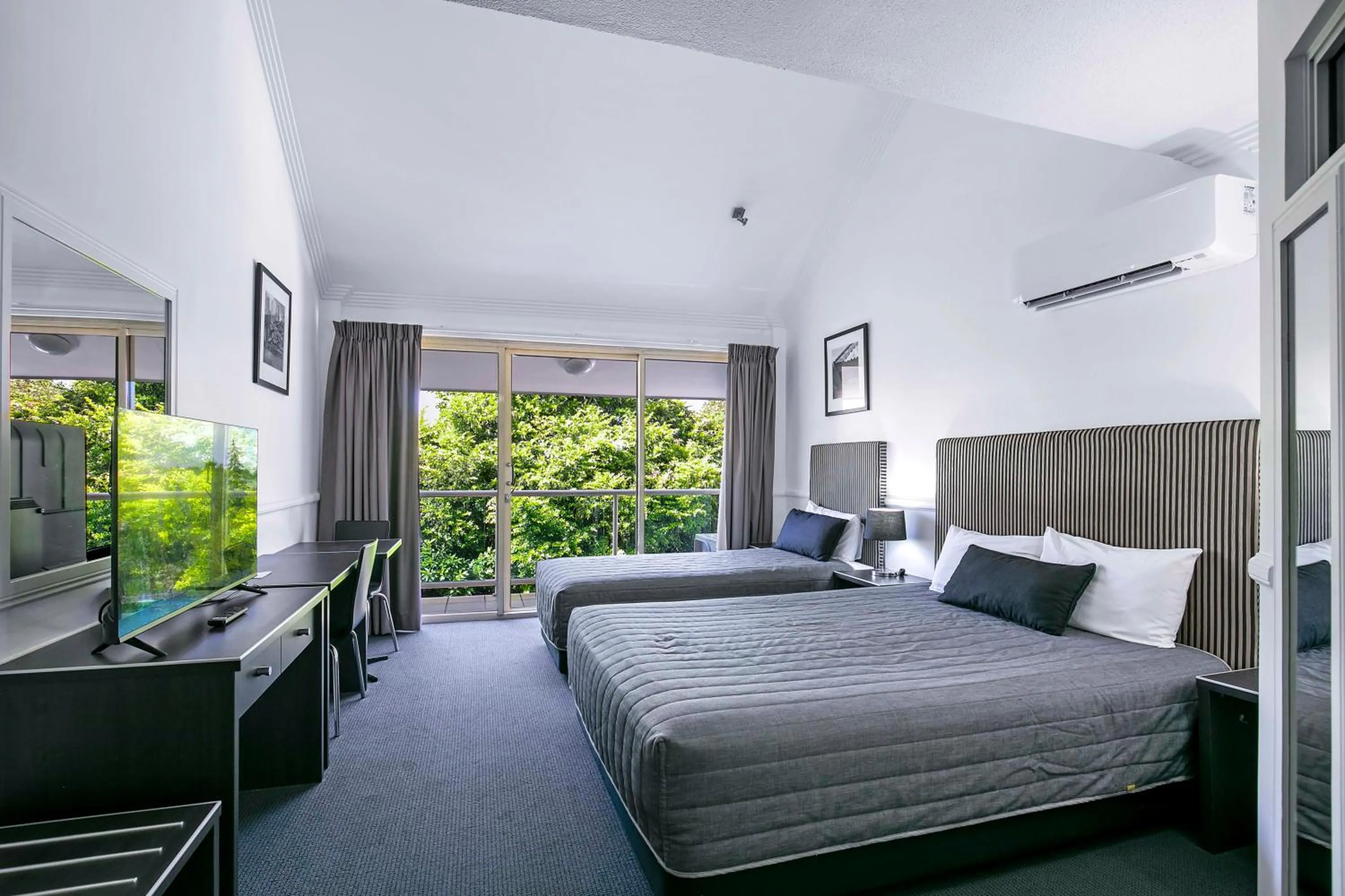 Bed in Comfort Inn & Apartments Northgate Airport