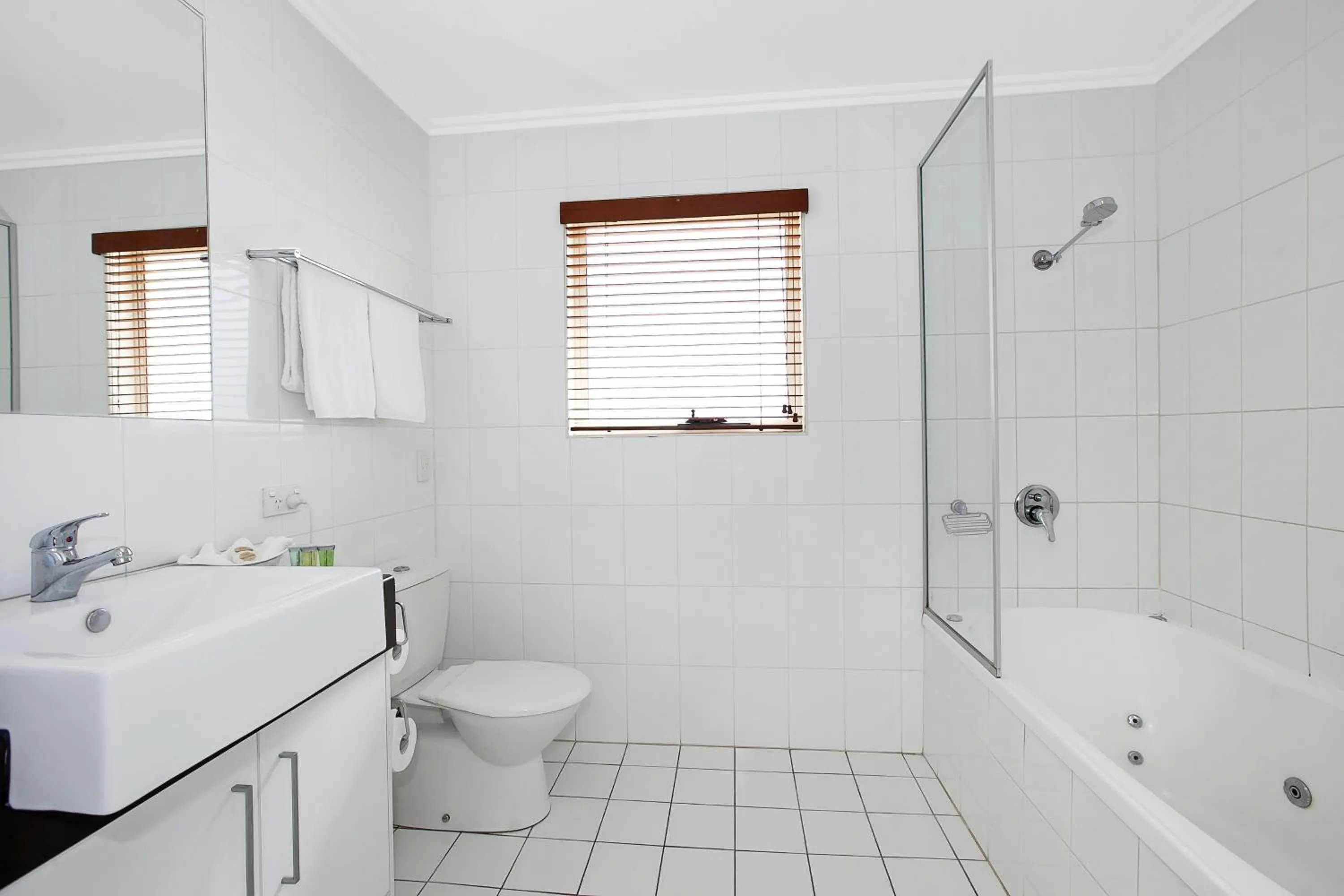 Bathroom in Comfort Inn & Apartments Northgate Airport