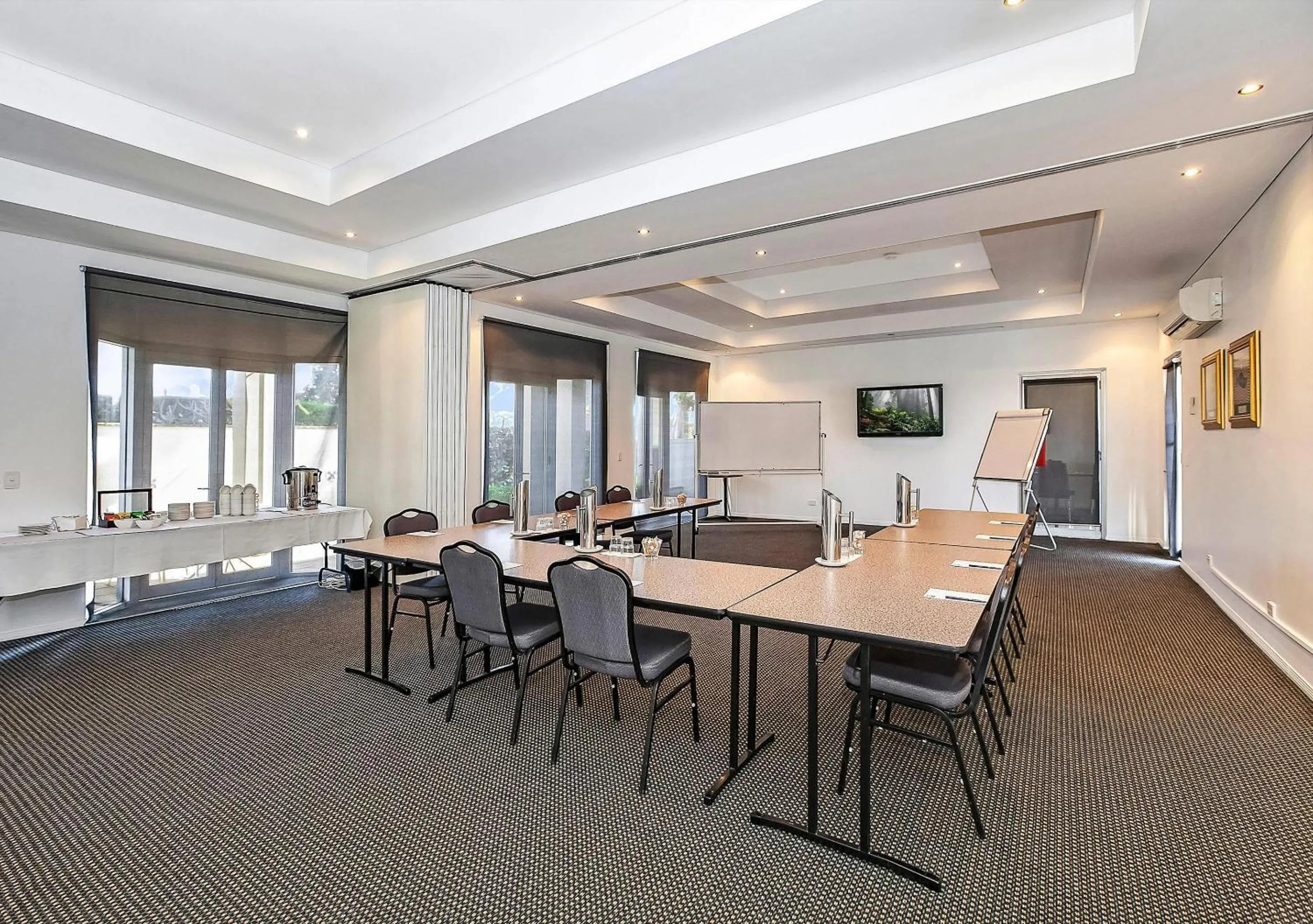 Meeting/conference room in Comfort Inn & Apartments Northgate Airport