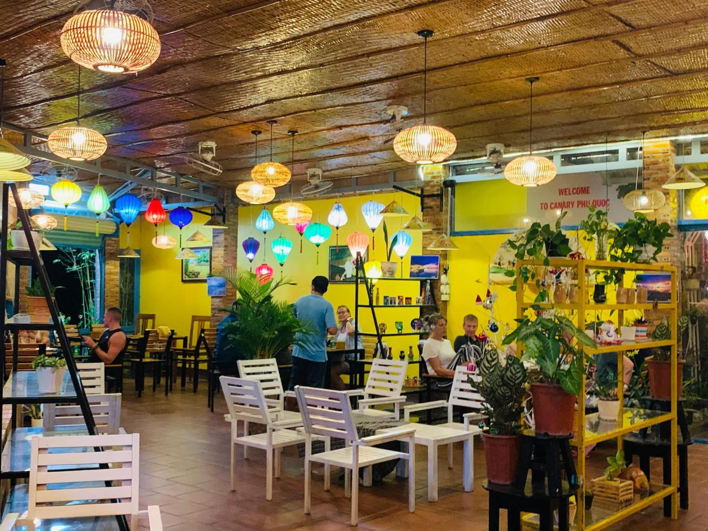 Restaurant/places to eat in Canary Bungalow