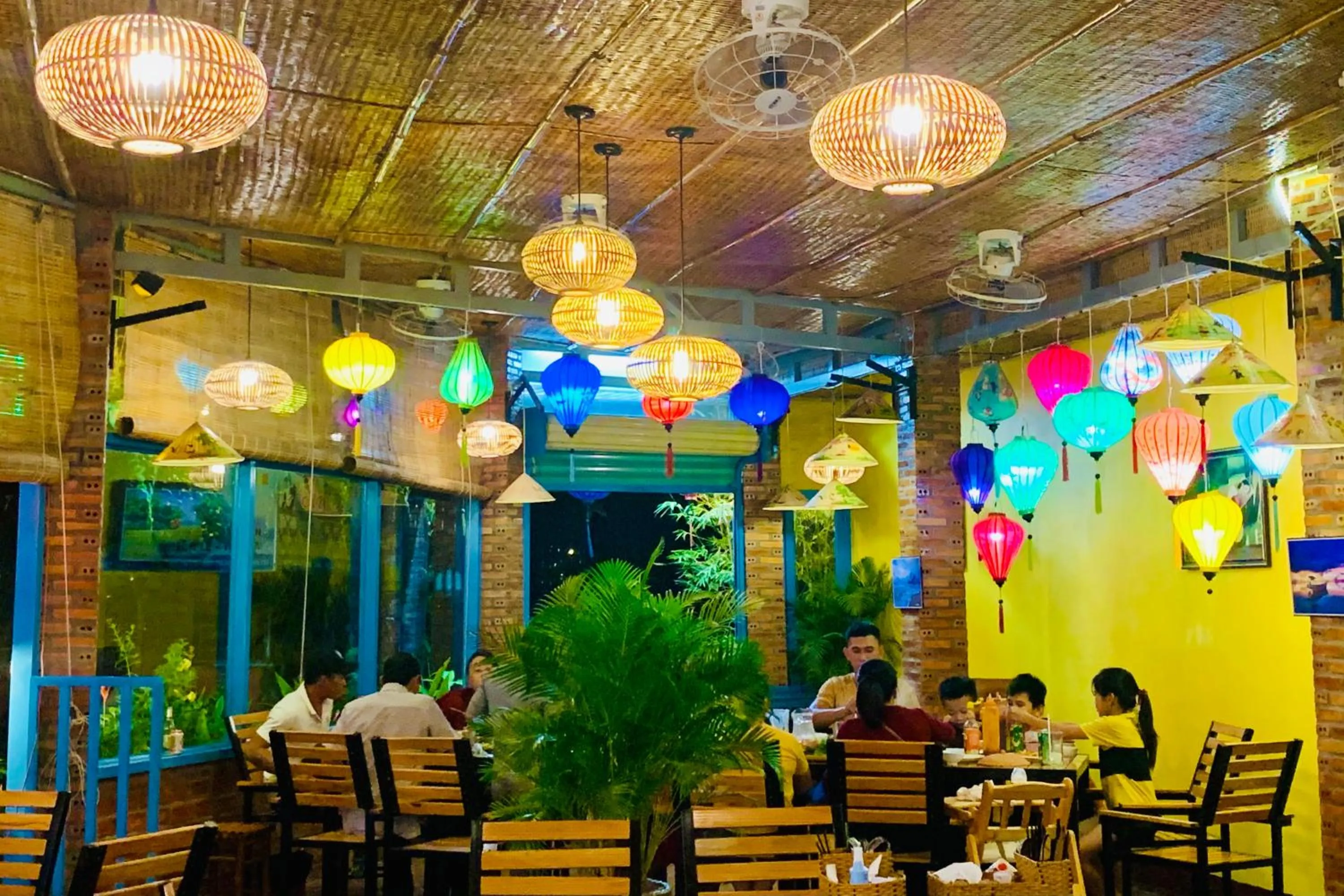 Restaurant/places to eat in Canary Bungalow