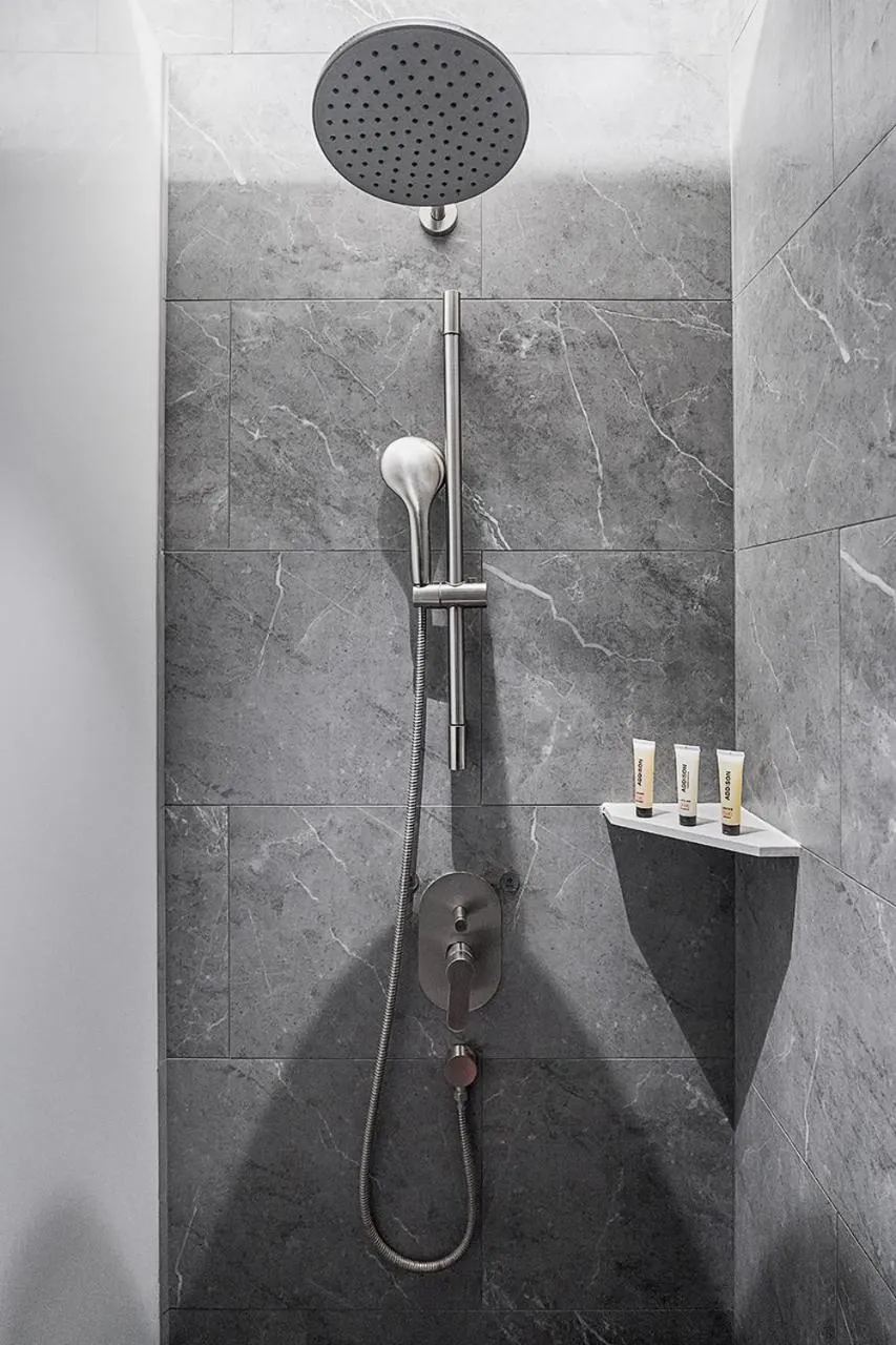 Shower in Fengyue Light Shang Hotel Guangzhou Baiyun Airport Store