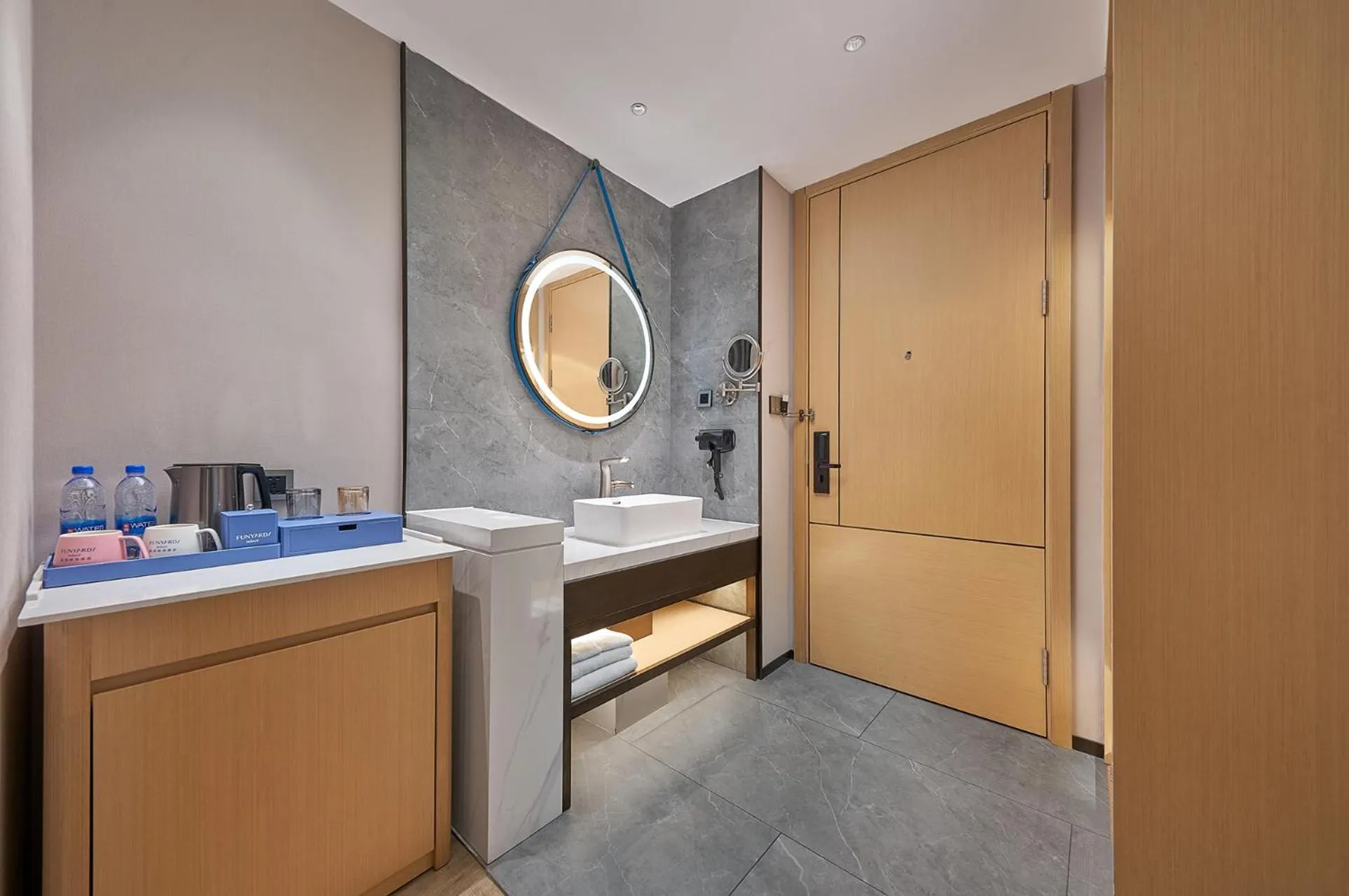 wardrobe in Fengyue Light Shang Hotel Guangzhou Baiyun Airport Store