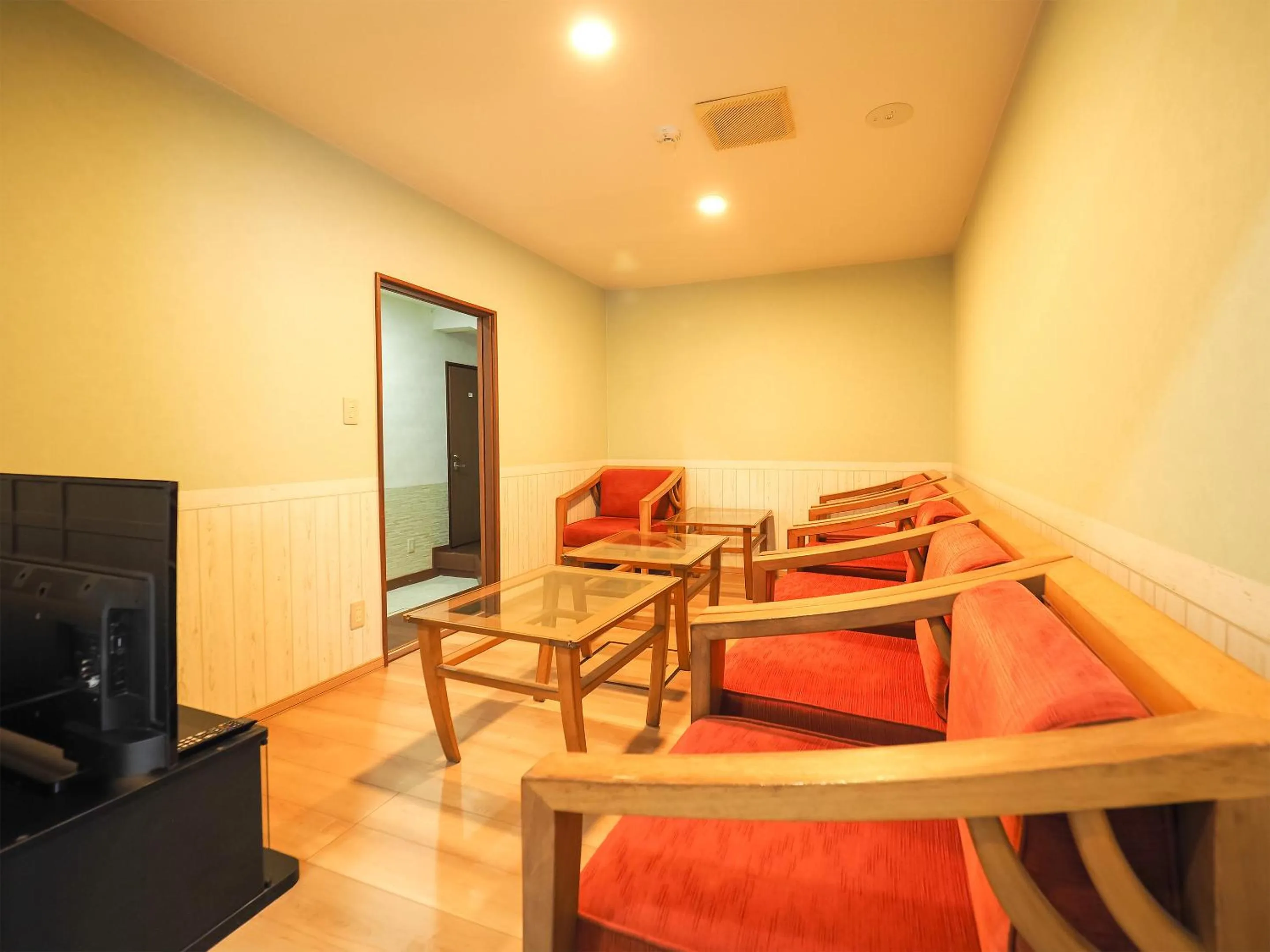 Communal lounge/ TV room in Petit Hotel Gracey Tomamu