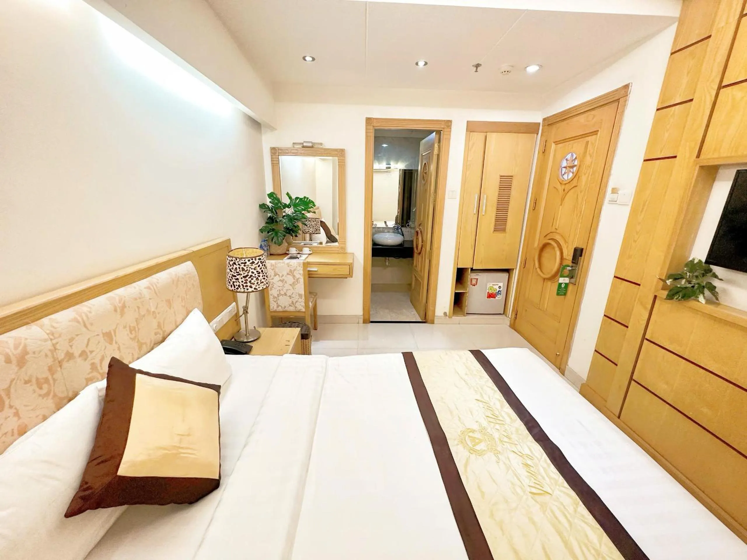 Communal lounge/ TV room, Bed in Vuong Tai Hotel