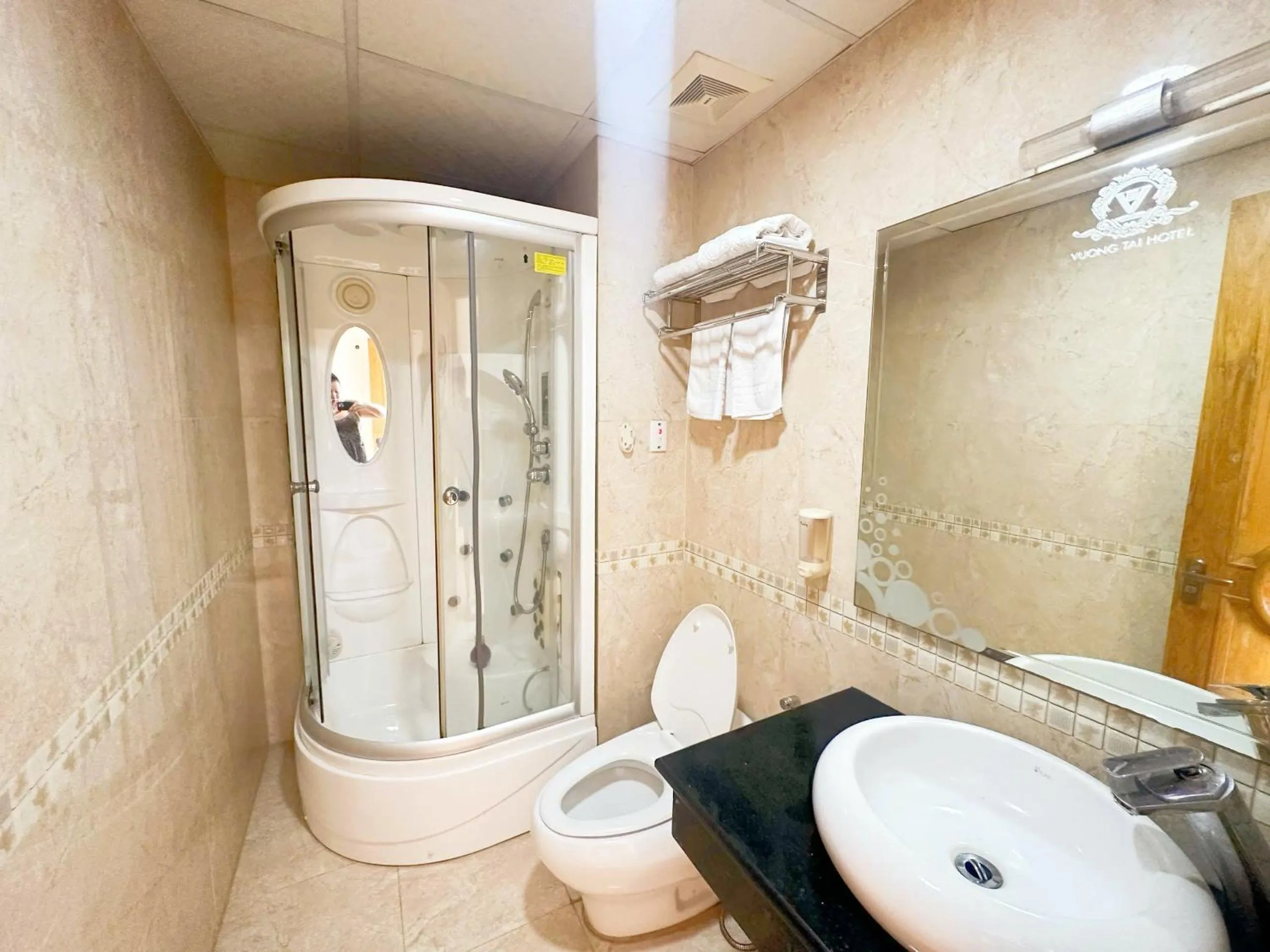 Bathroom in Vuong Tai Hotel