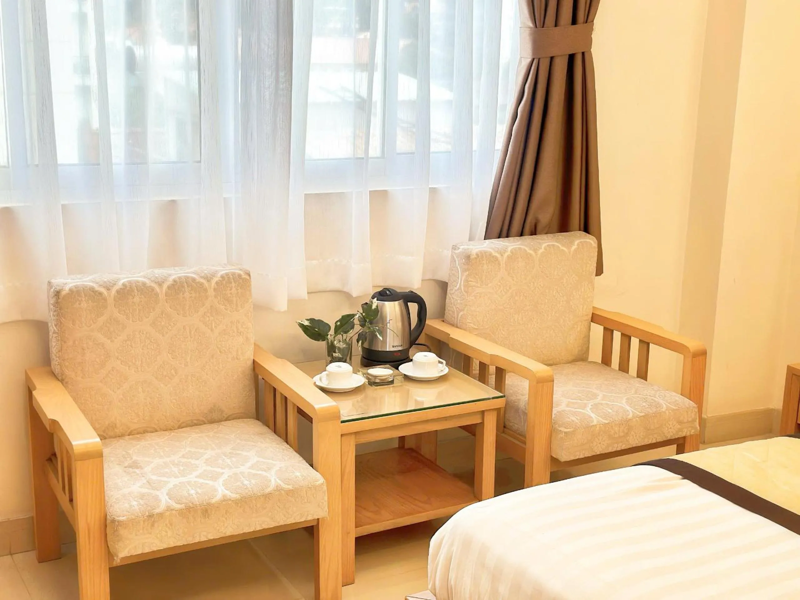 Seating area, Bed in Vuong Tai Hotel