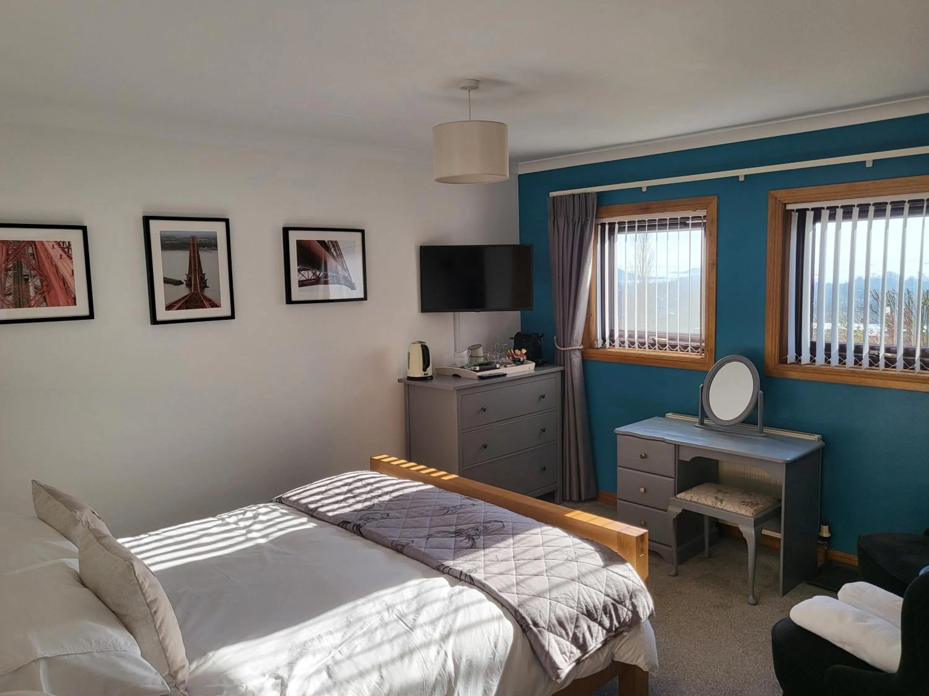 Photo of the whole room, Bed in Bay and Bridge