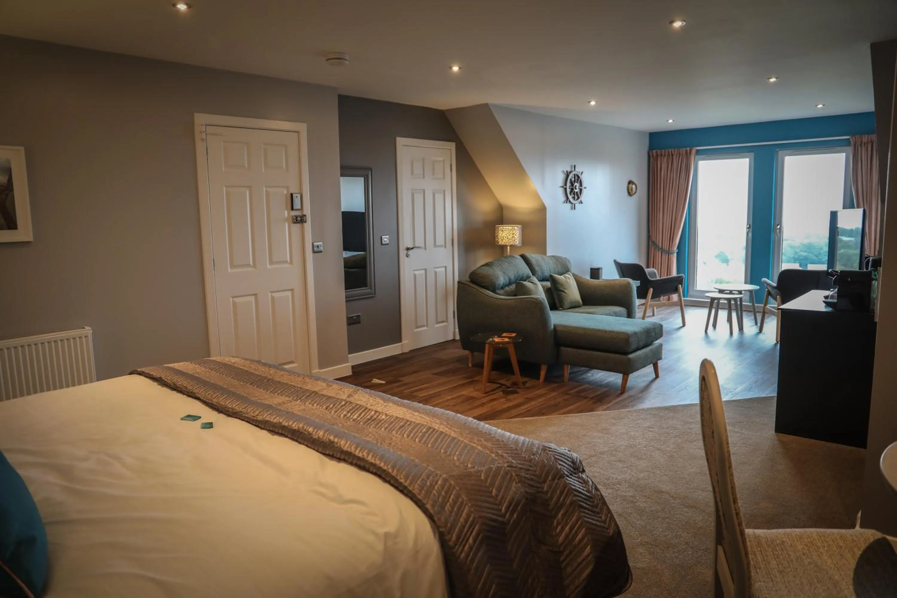 Bedroom, Bed in Bay and Bridge