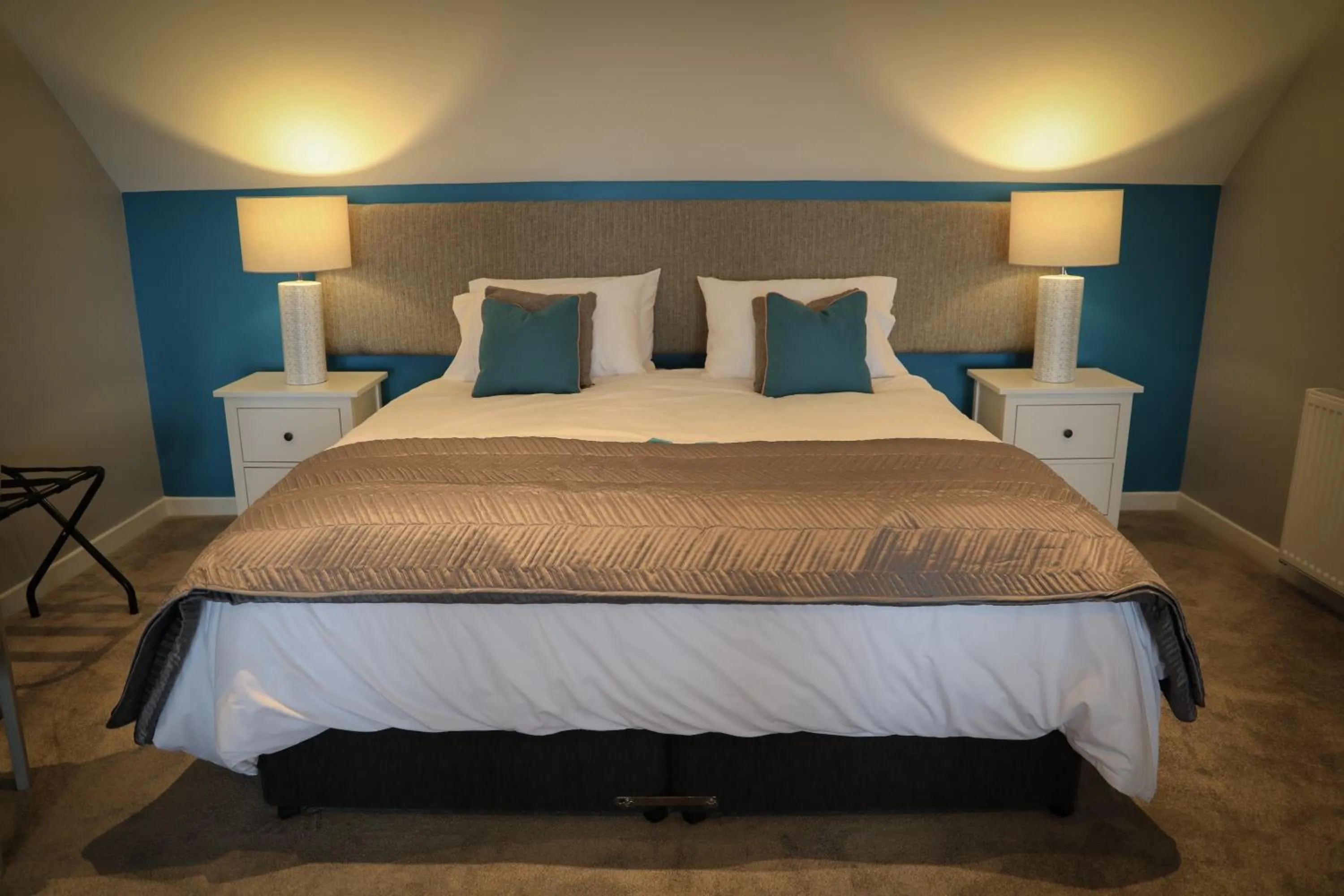 Bedroom, Bed in Bay and Bridge