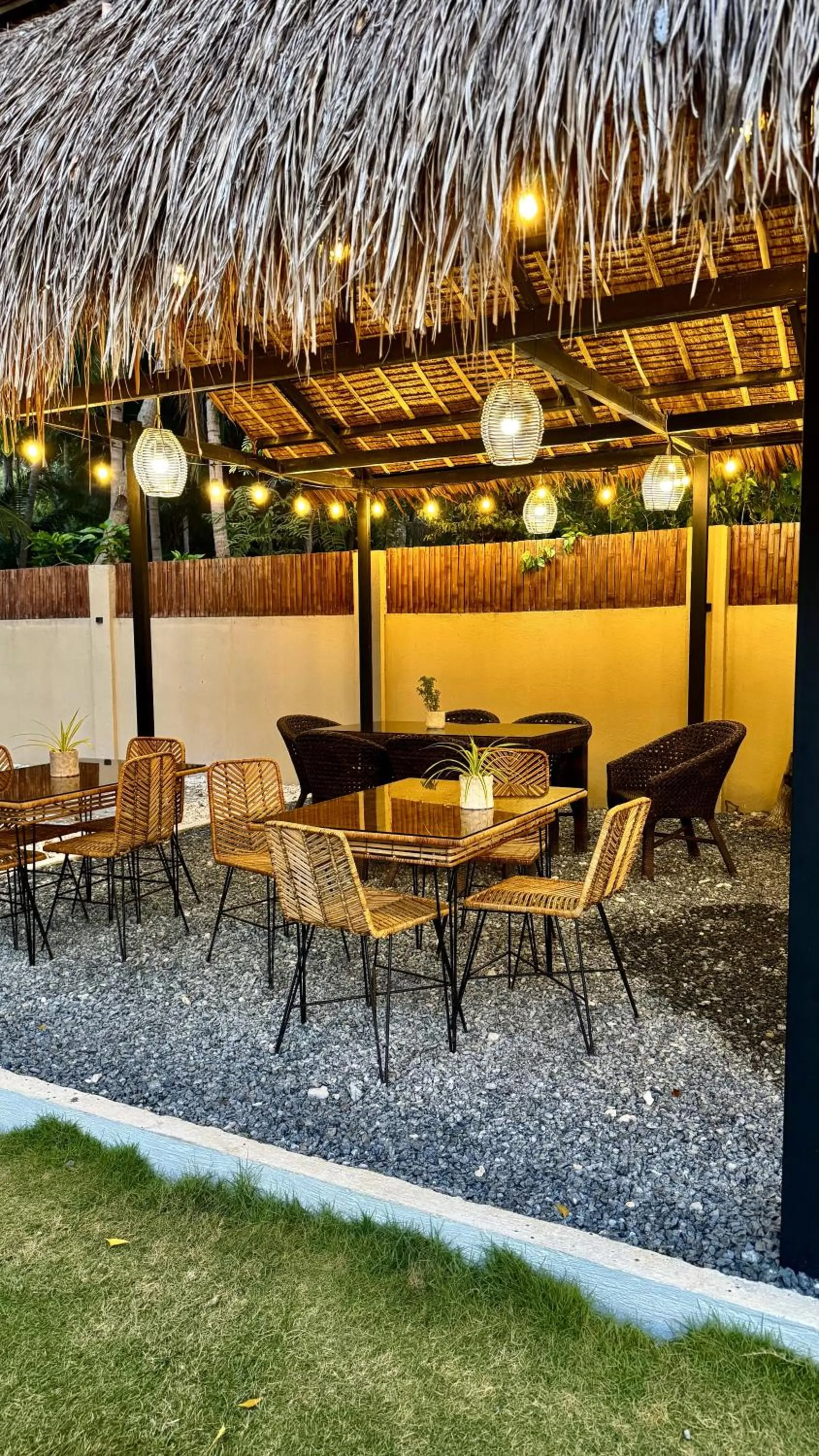 Restaurant/places to eat in Southseas Beach Resort and Dive Center