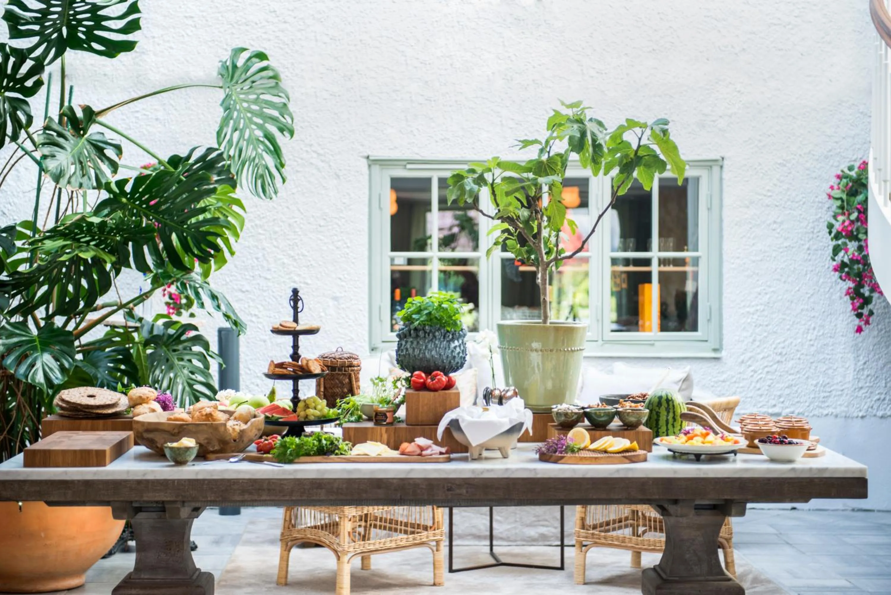 Buffet breakfast in Villa Alma