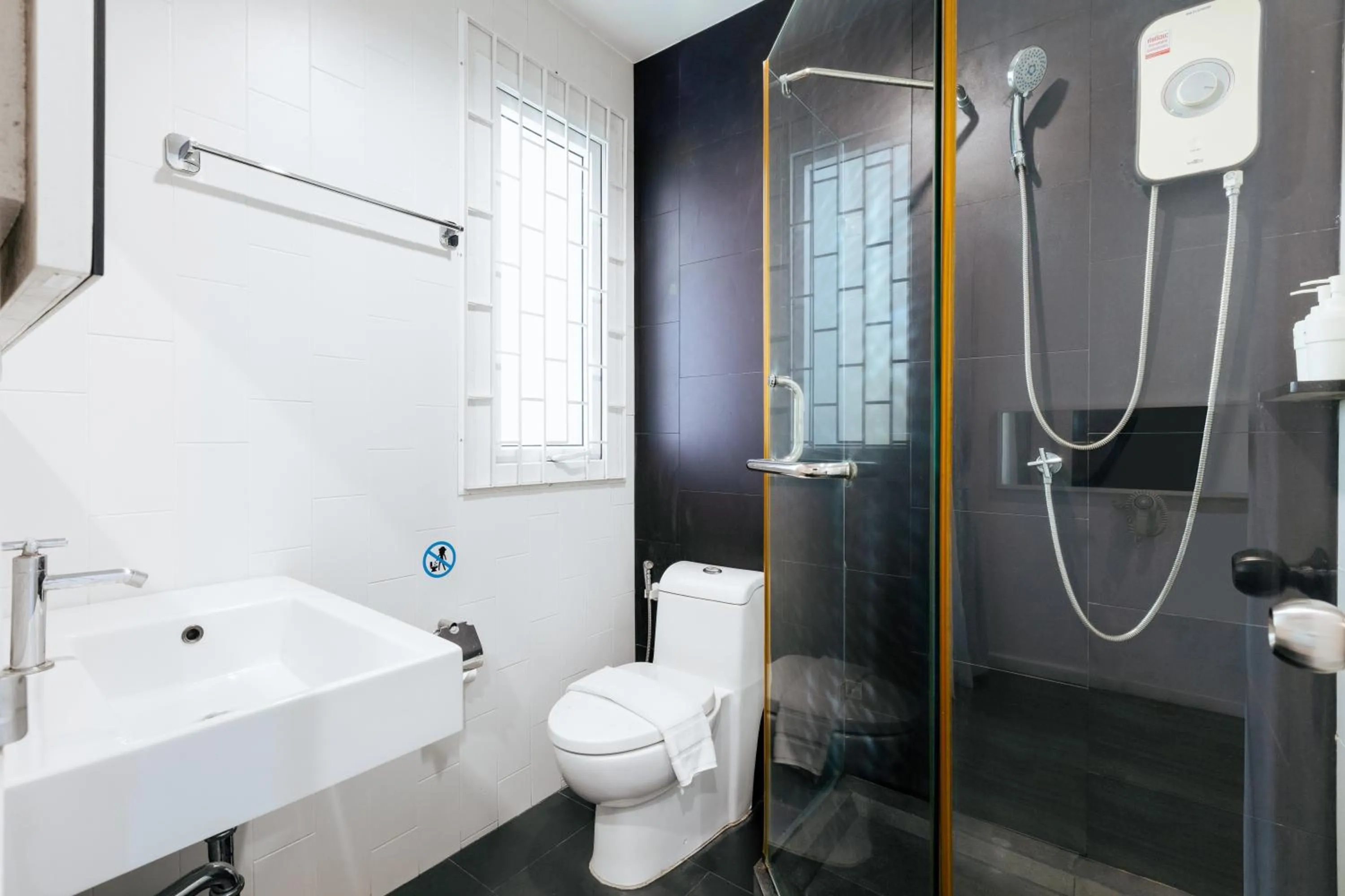 Bathroom in Blu Monkey Bed & Breakfast Phuket