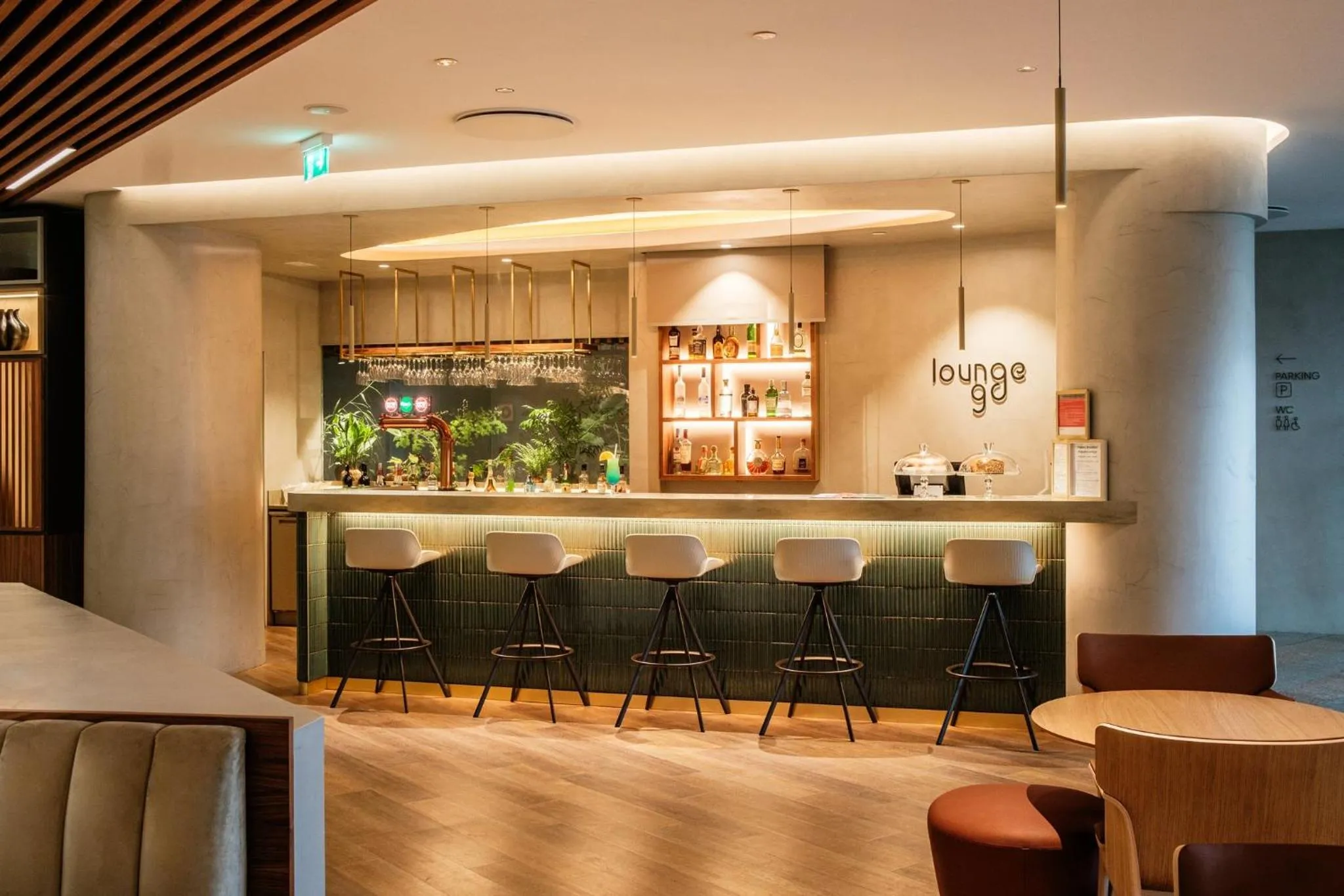 Lounge or bar in Holiday Inn Lisbon-Continental by IHG