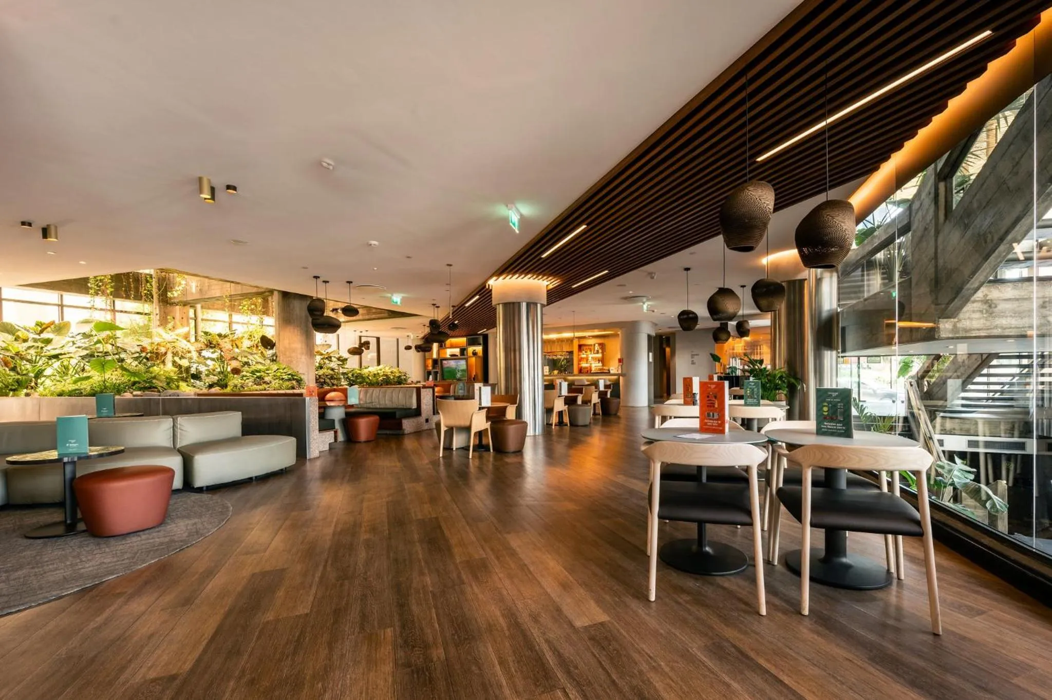 Lounge or bar in Holiday Inn Lisbon-Continental by IHG