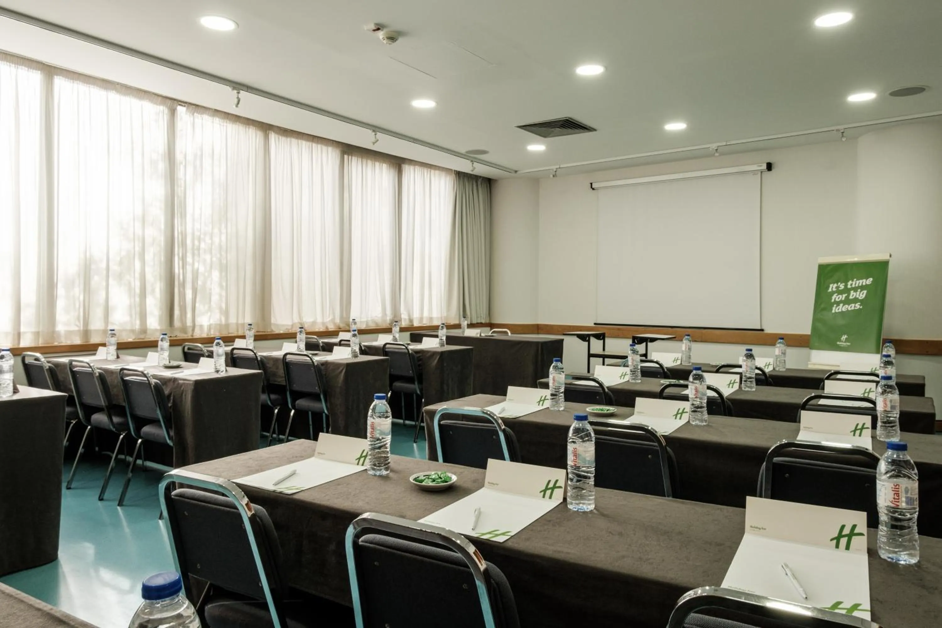 Meeting/conference room in Holiday Inn Lisbon-Continental by IHG