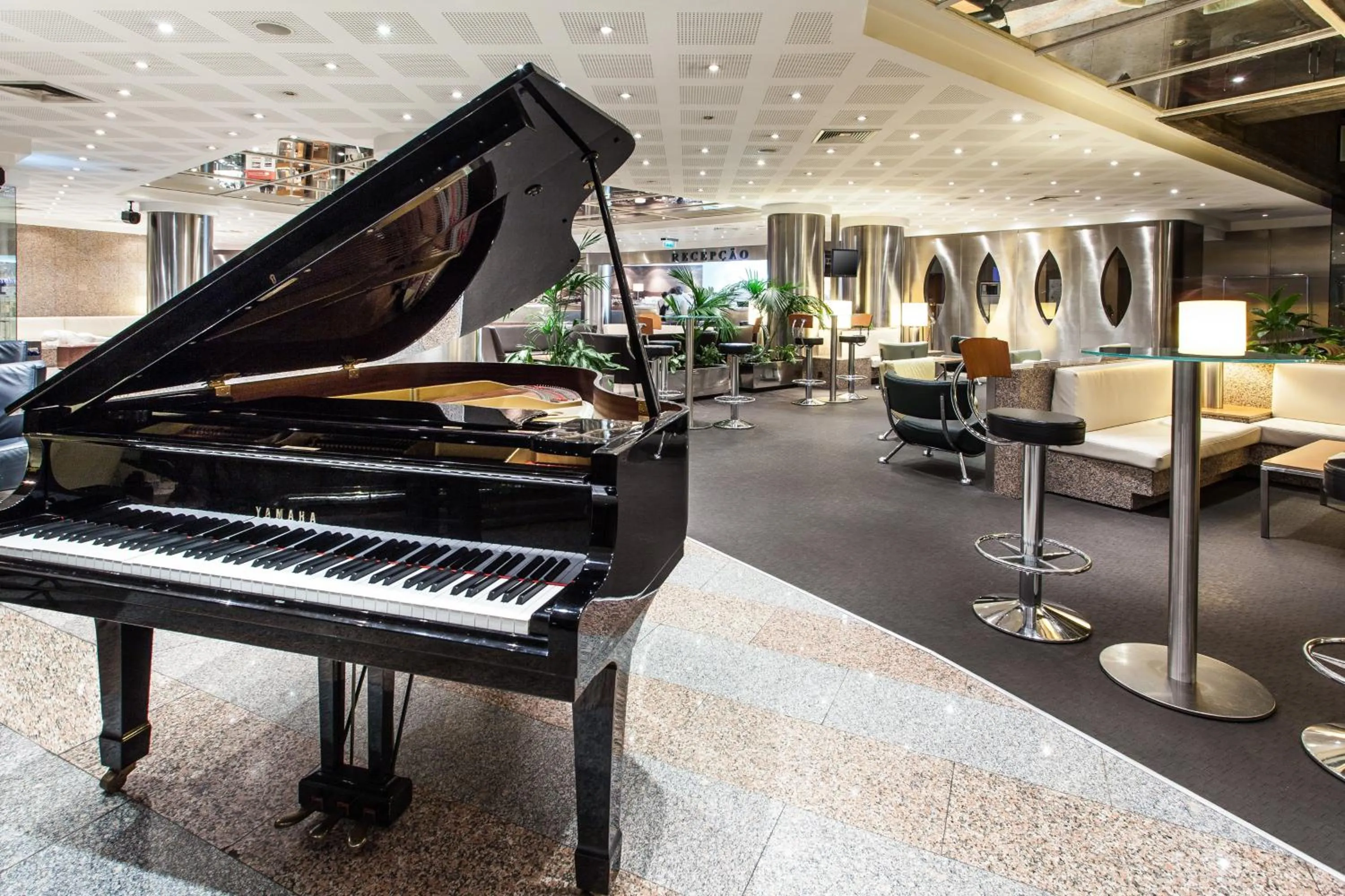 Lounge or bar in Holiday Inn Lisbon-Continental by IHG