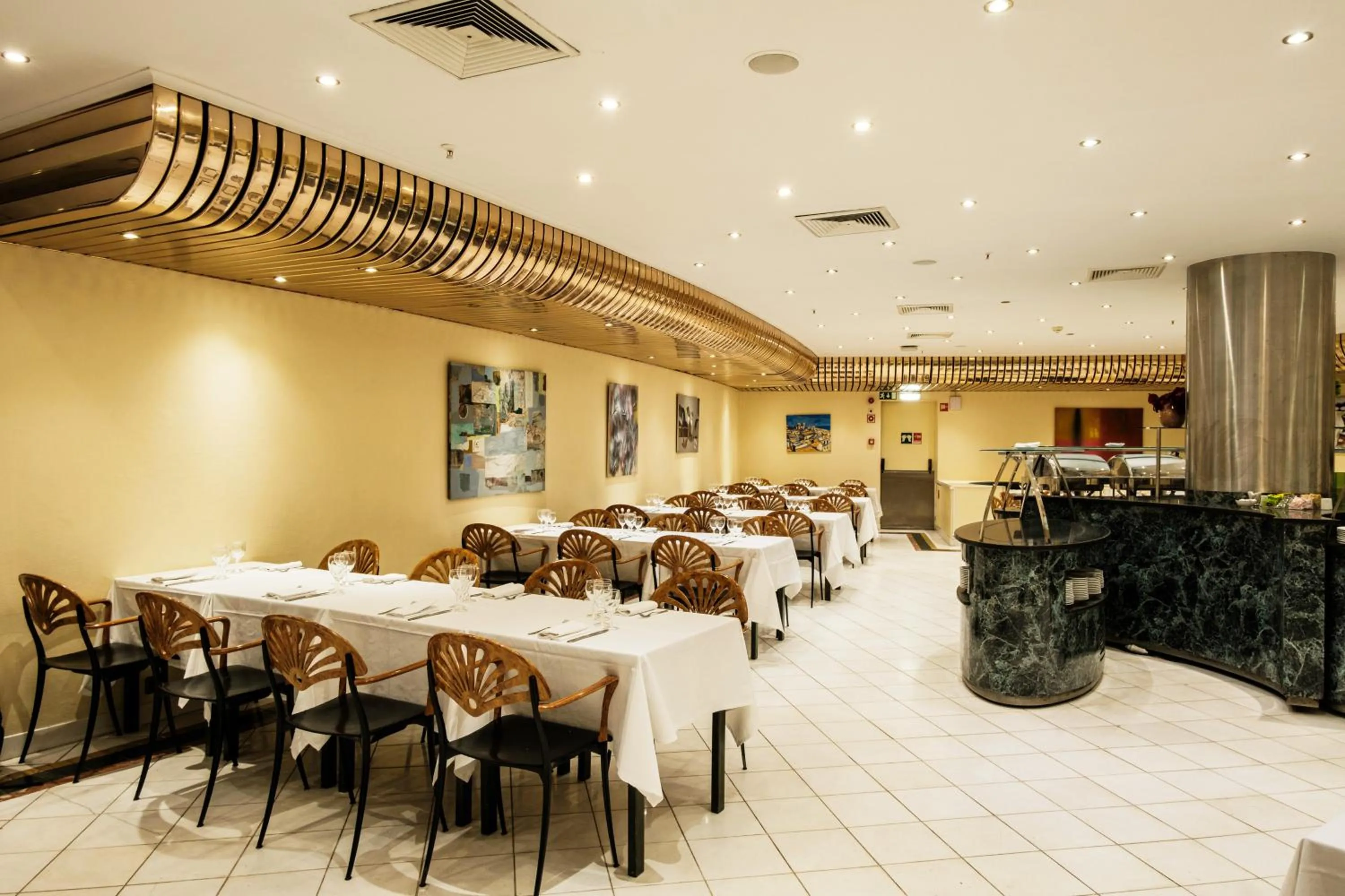 Dining area in Holiday Inn Lisbon-Continental by IHG