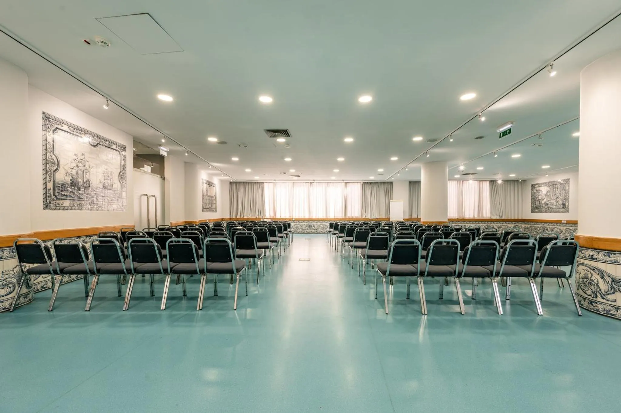 Meeting/conference room in Holiday Inn Lisbon-Continental by IHG