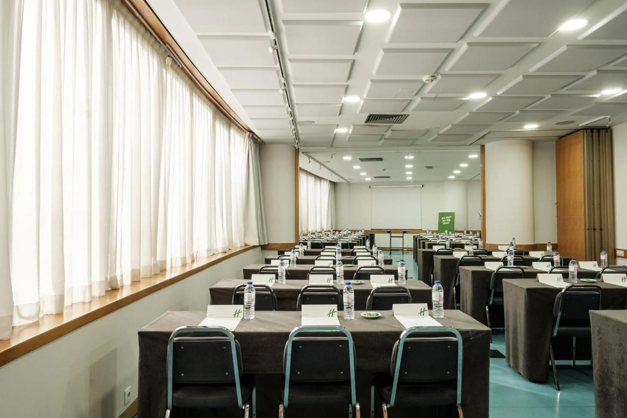 Meeting/conference room in Holiday Inn Lisbon-Continental by IHG