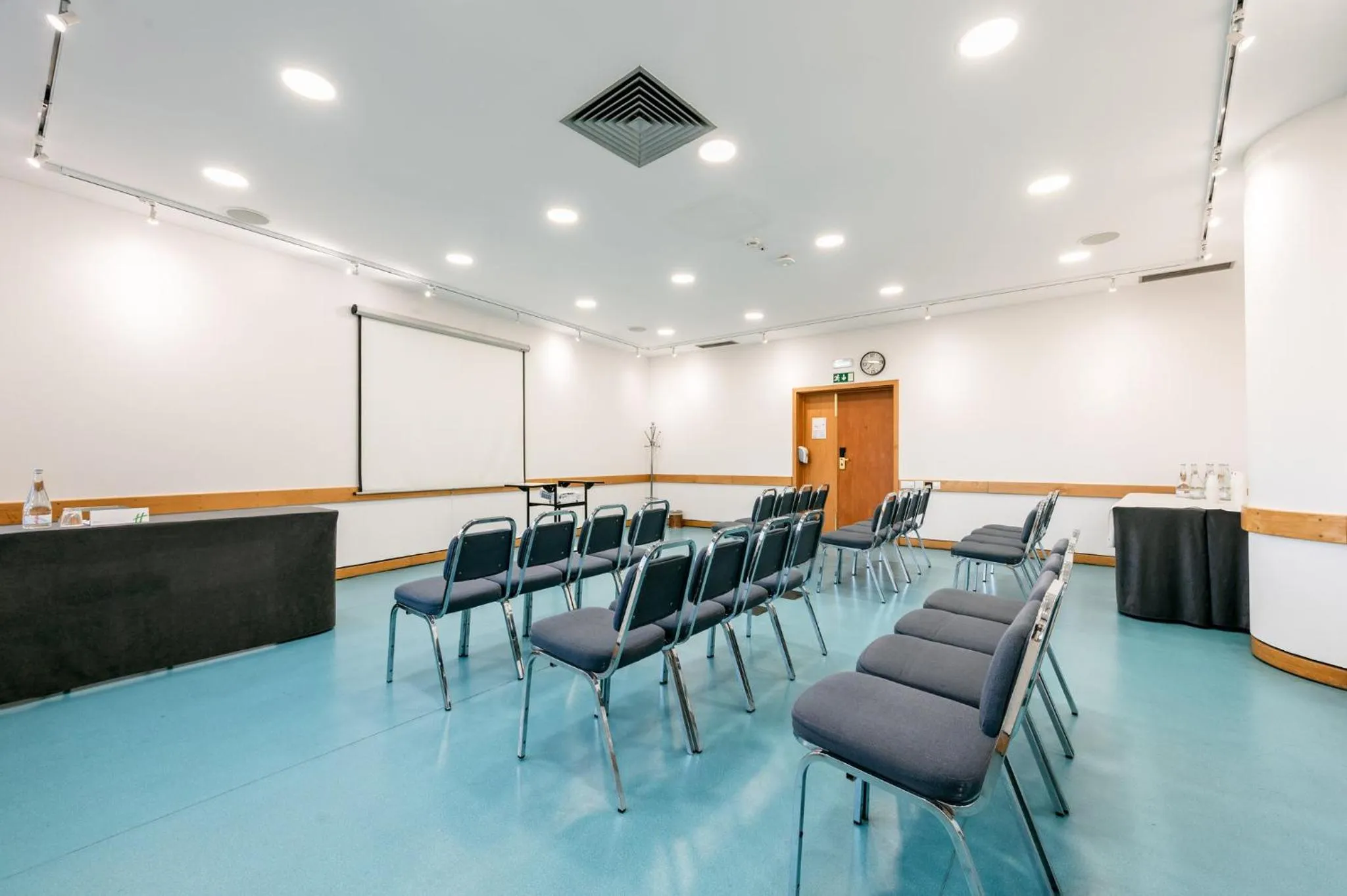 Meeting/conference room in Holiday Inn Lisbon-Continental by IHG