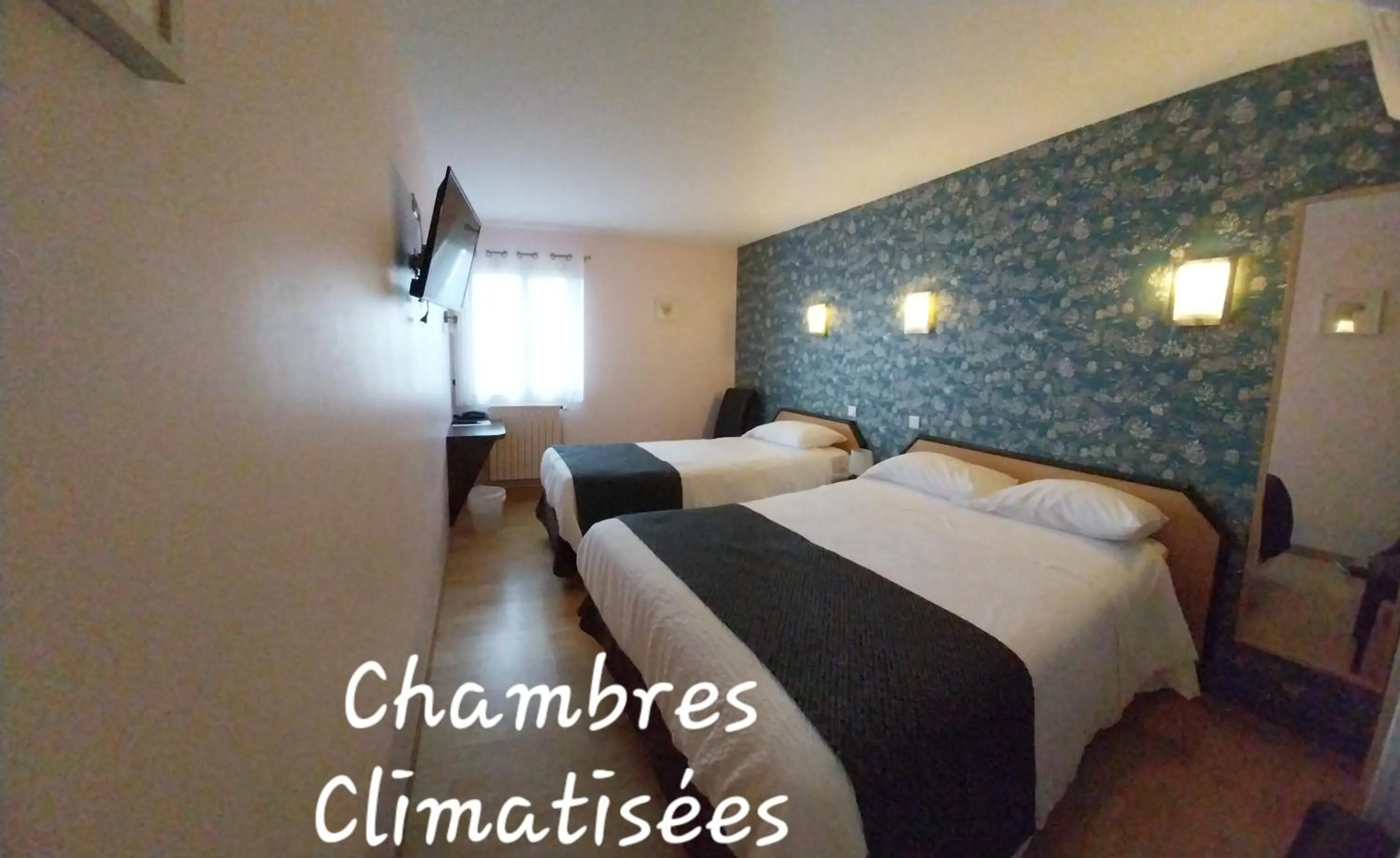 Bed in Hôtel Restaurant du Lauragais LOGIS DE FRANCE