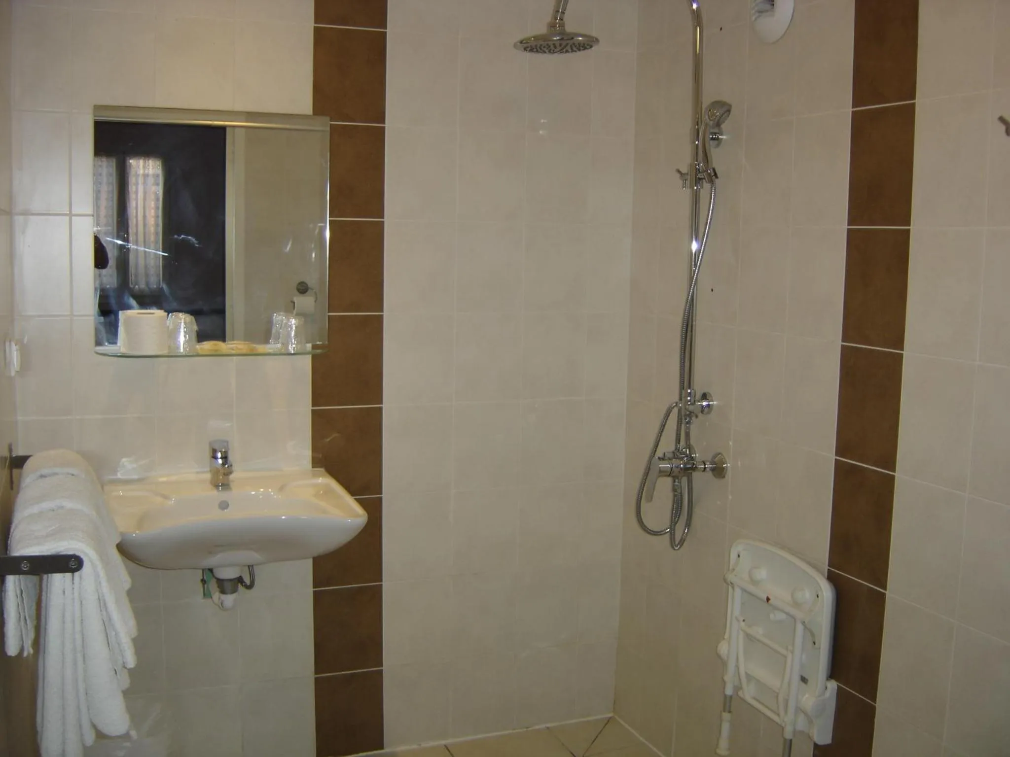 Bathroom in Hôtel Restaurant du Lauragais LOGIS DE FRANCE