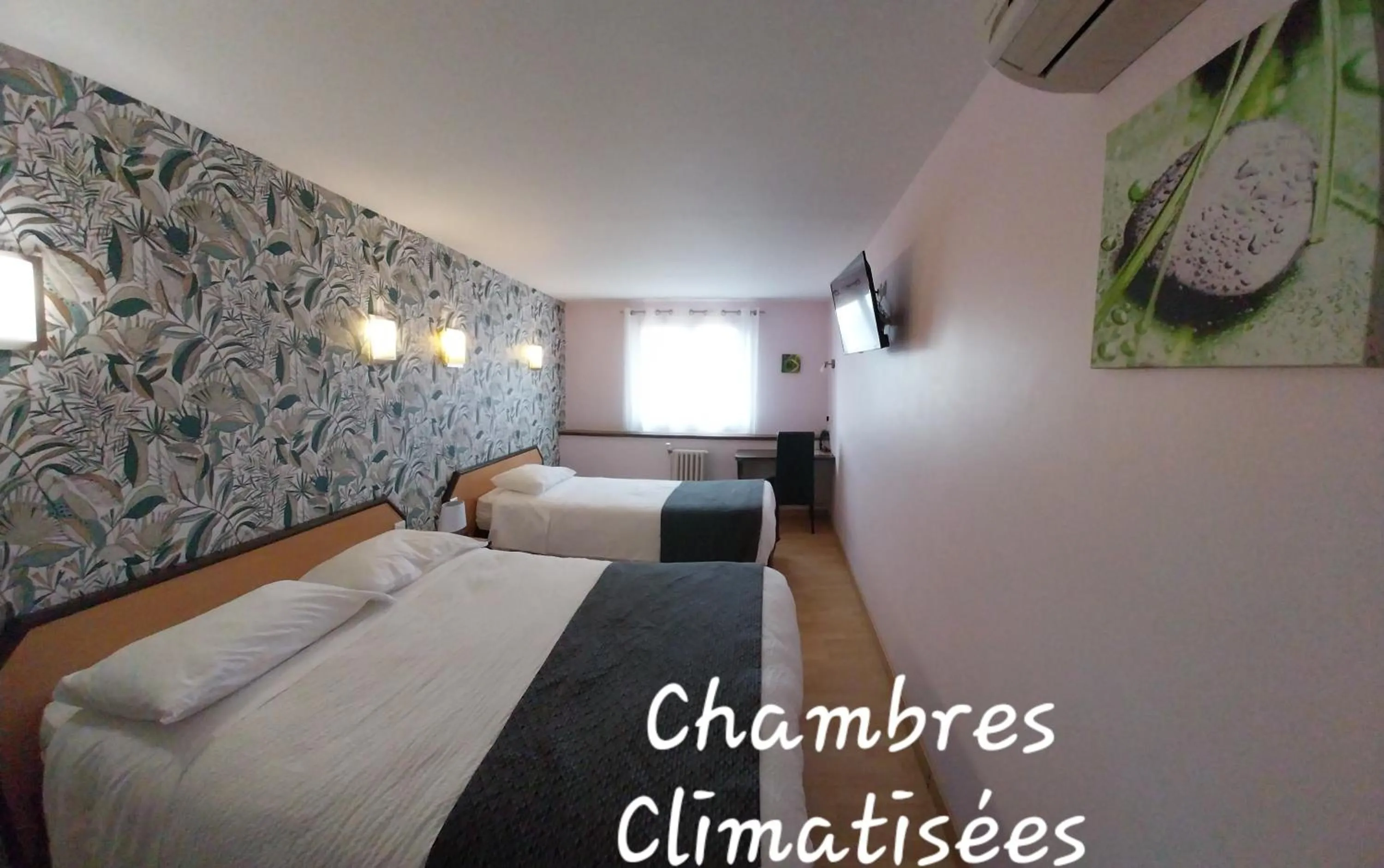 Bed in Hôtel Restaurant du Lauragais LOGIS DE FRANCE