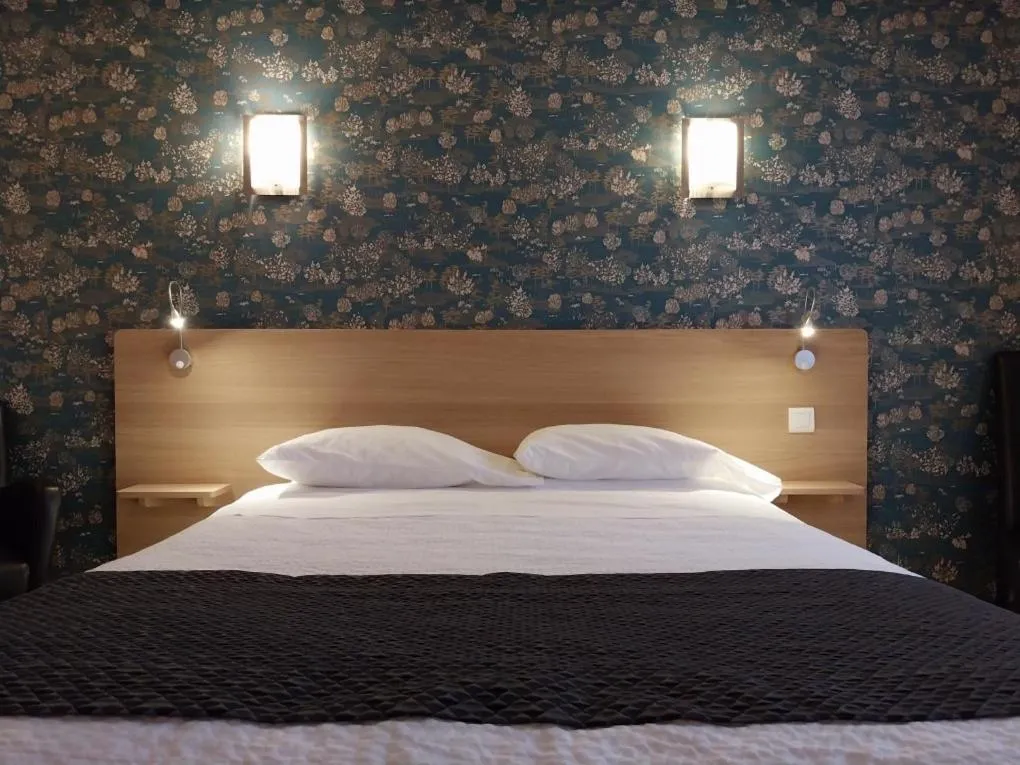 Bed in Hôtel Restaurant du Lauragais LOGIS DE FRANCE