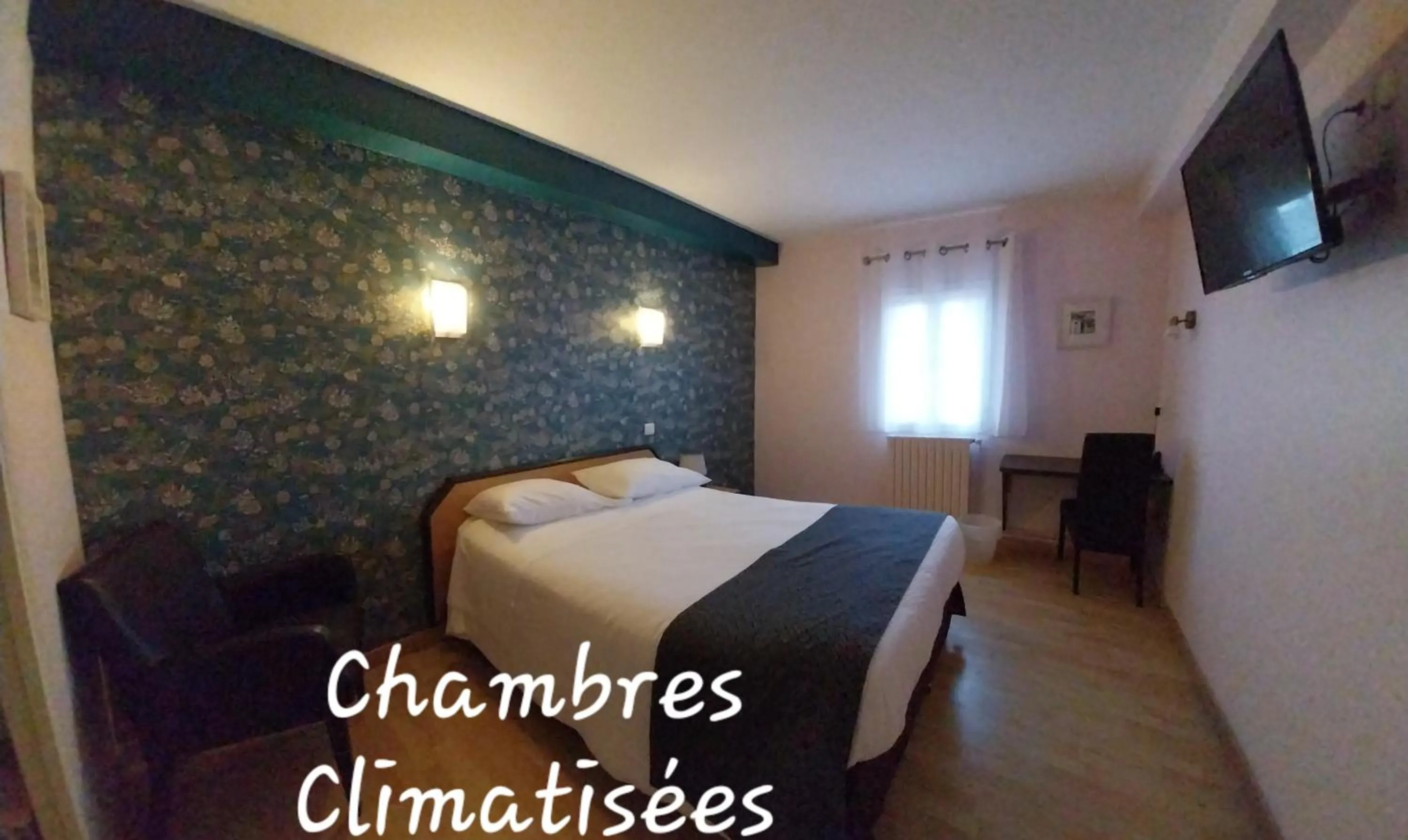 Bed in Hôtel Restaurant du Lauragais LOGIS DE FRANCE