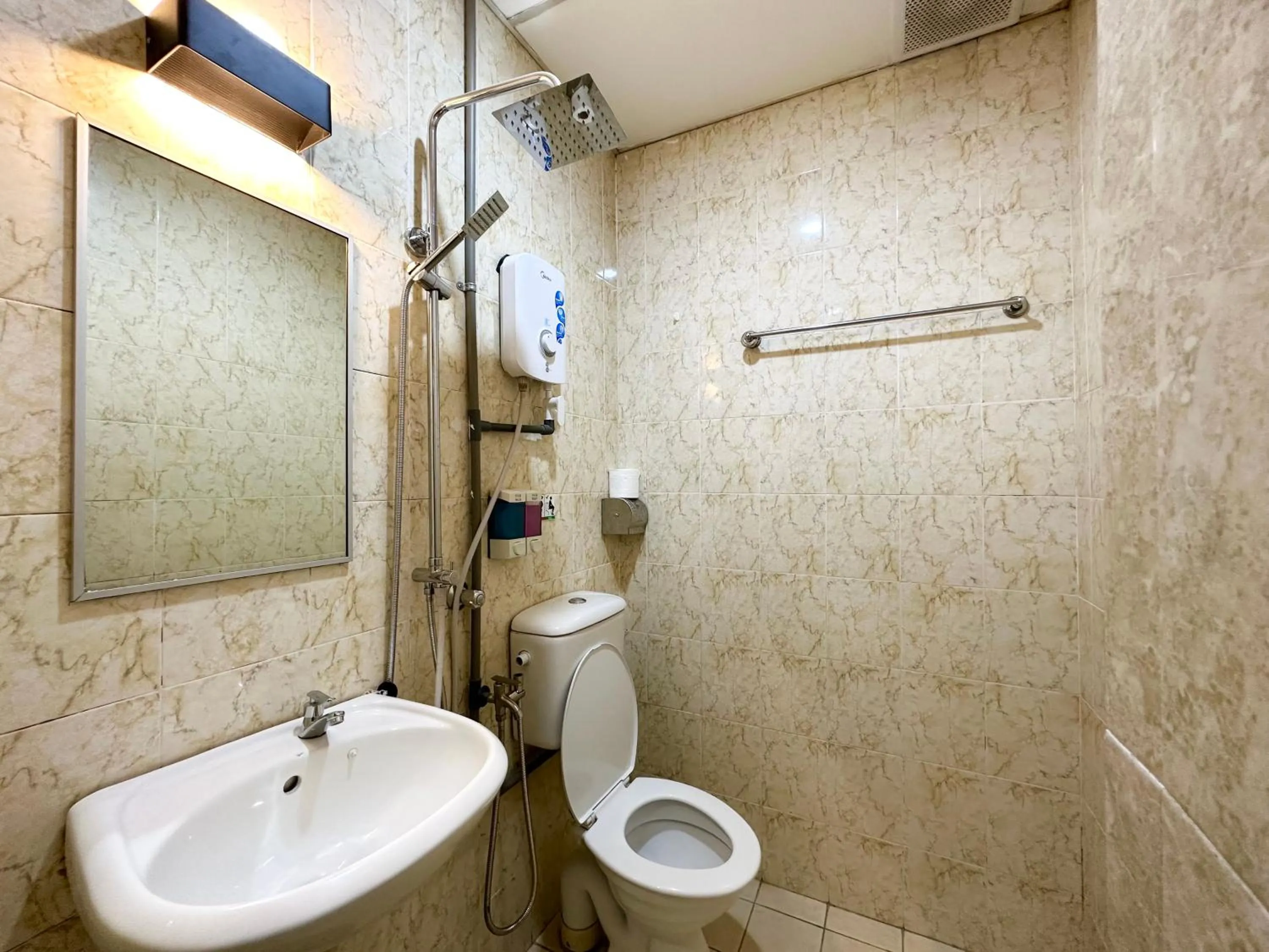 Shower in Hotel Tourist City Centre by HotSpot Essential
