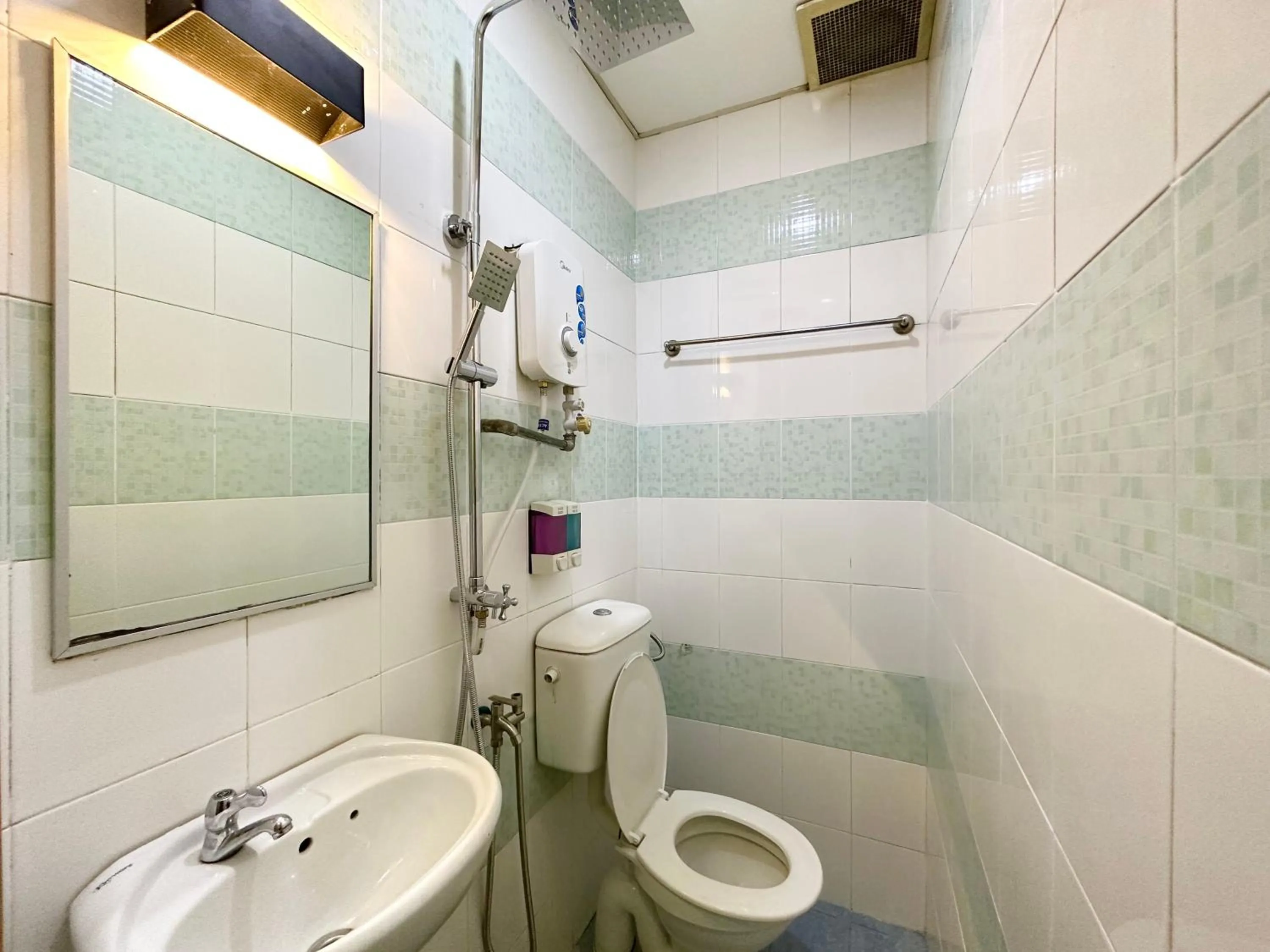 Shower in Hotel Tourist City Centre by HotSpot Essential