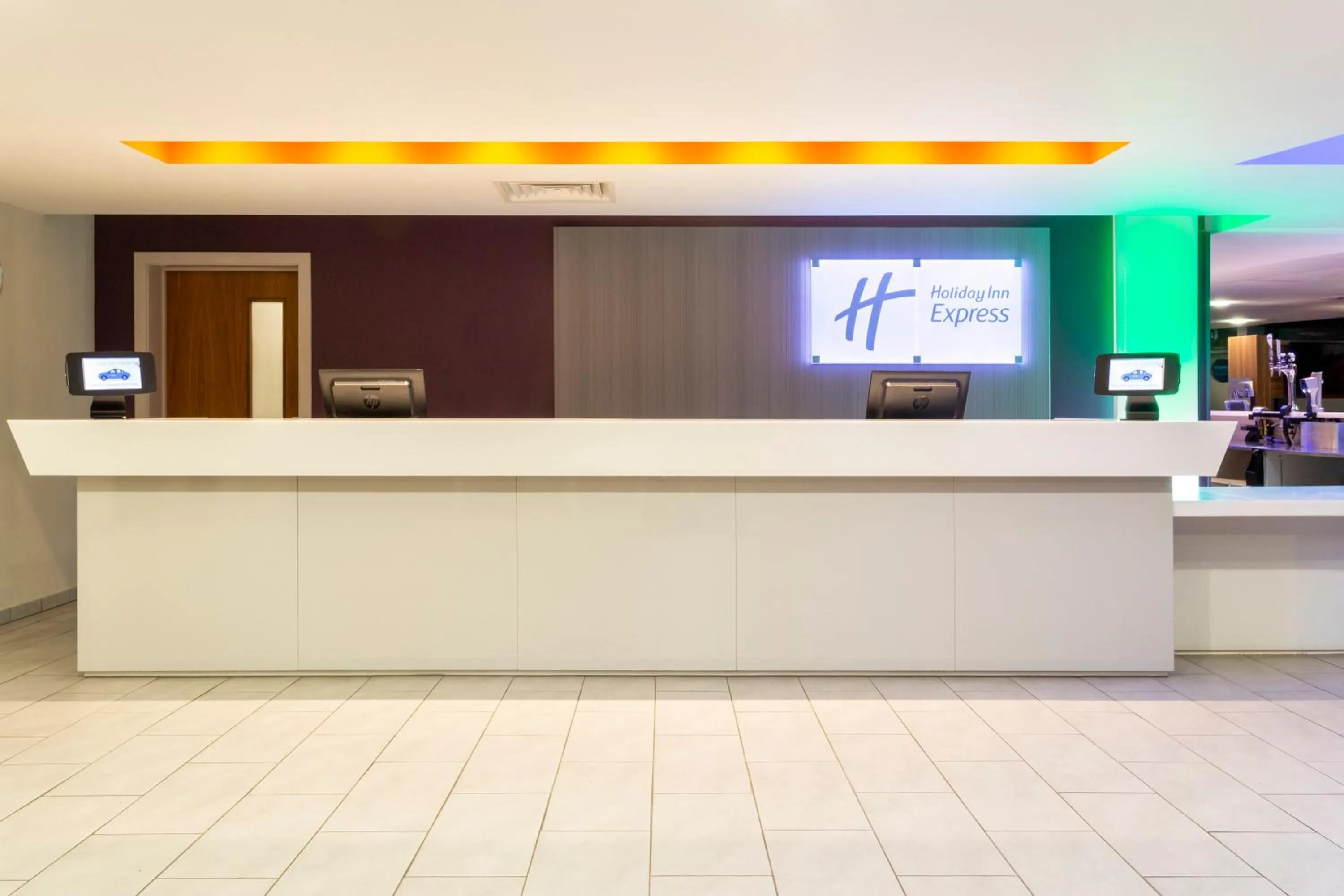 Property building, Lobby/Reception in Holiday Inn Express Dunstable