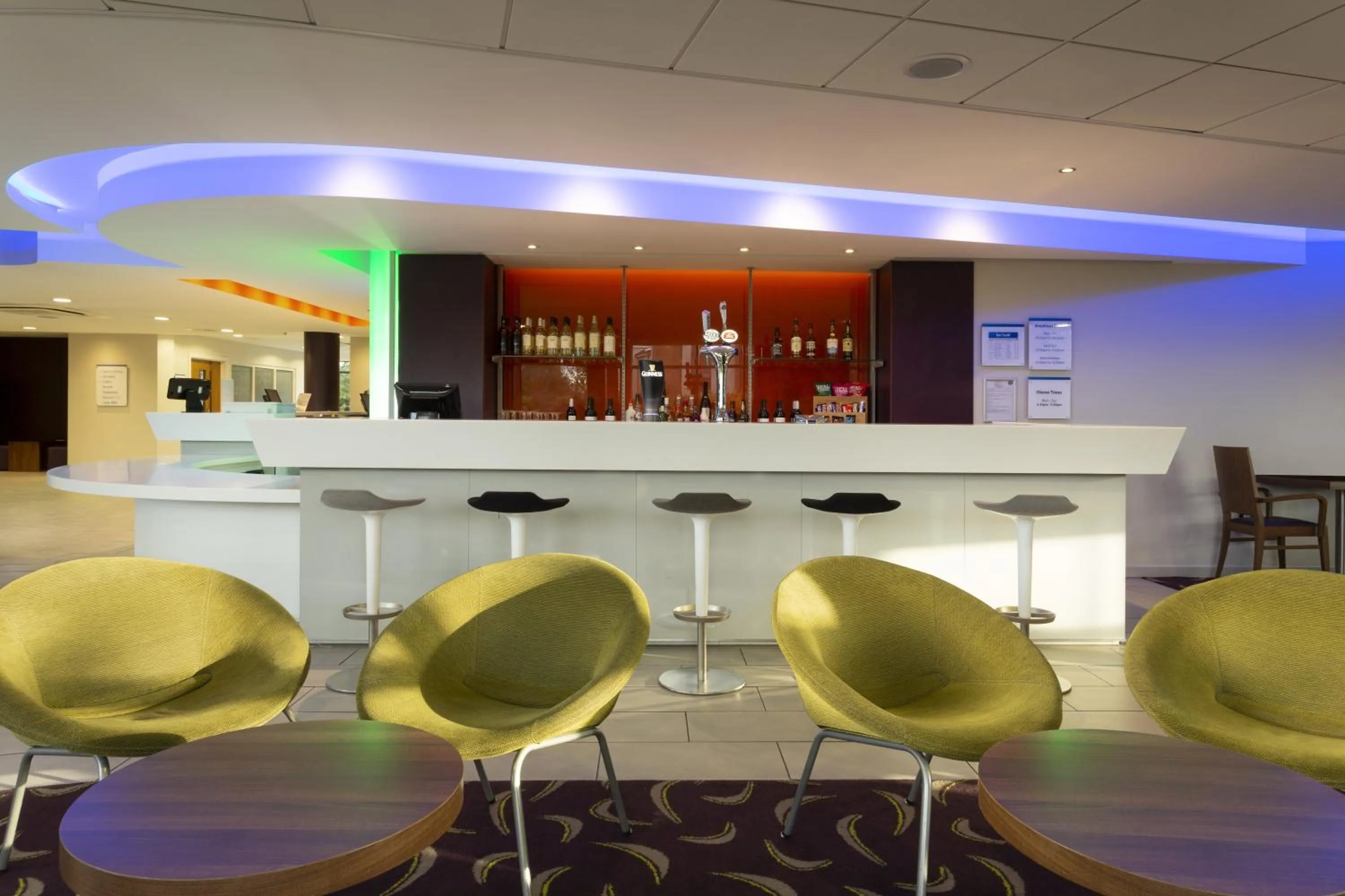 Lounge or bar, Lounge/Bar in Holiday Inn Express Dunstable