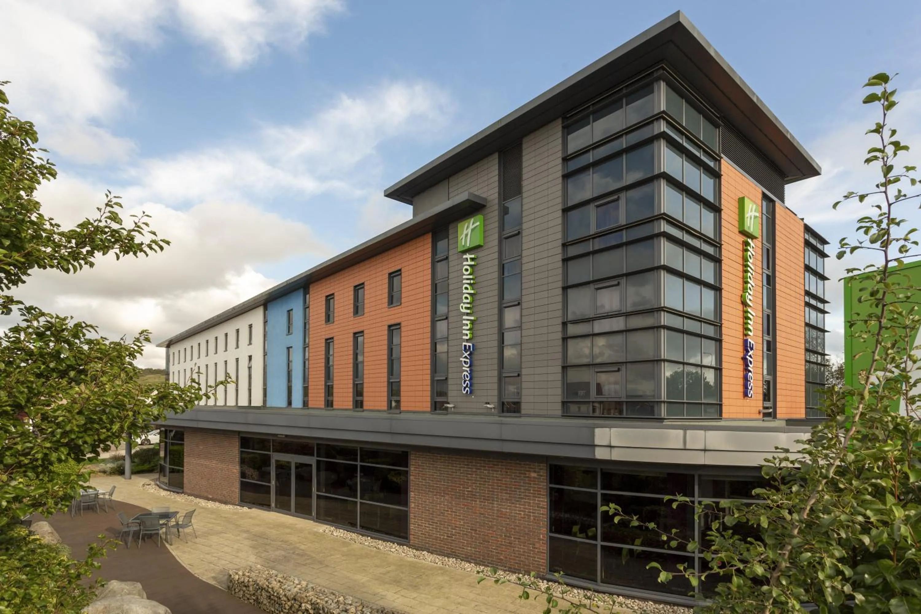 Property Building in Holiday Inn Express Dunstable