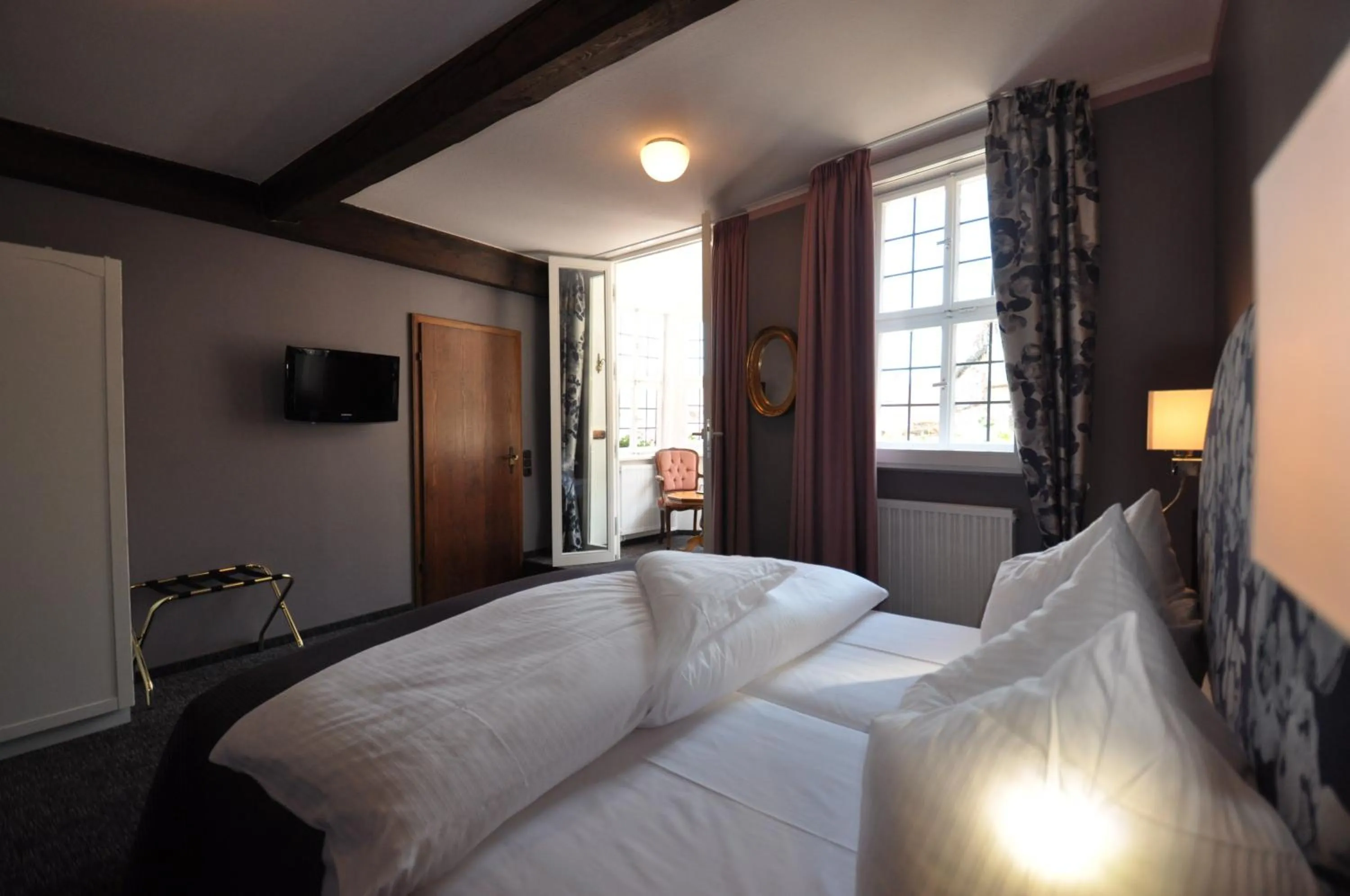 Photo of the whole room, Bed in Hotel Schmuckkästchen