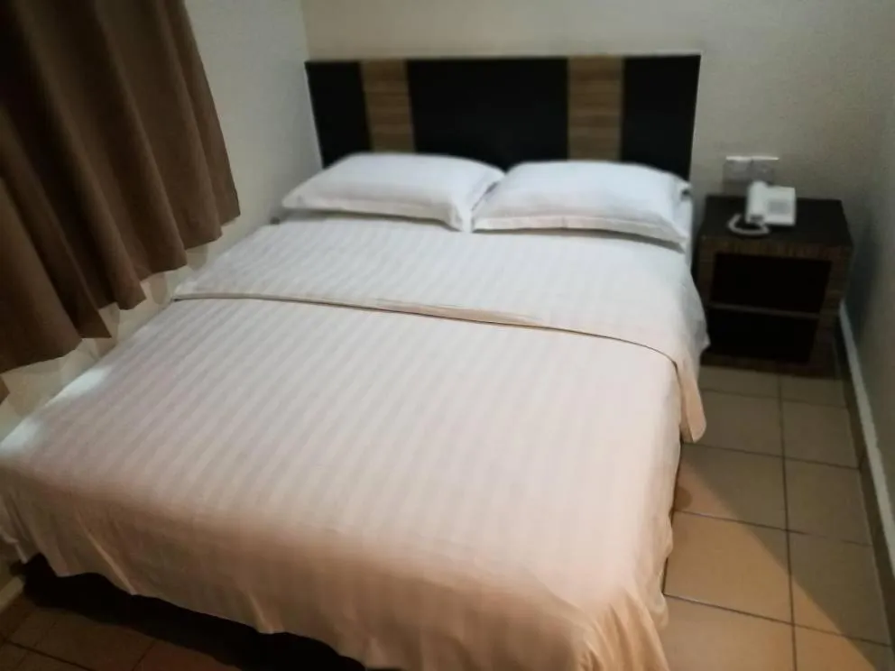 Bed in Hotel Traveller