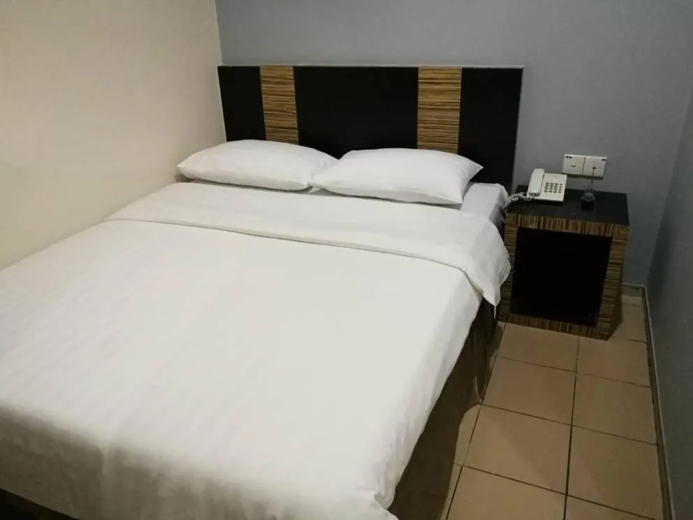Bed in Hotel Traveller