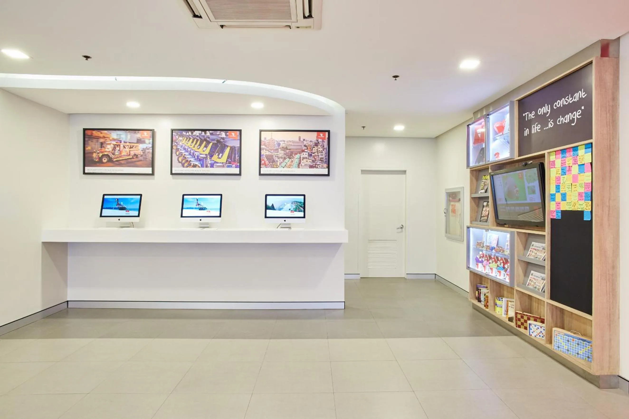 Lobby or reception in Red Planet Makati Avenue Manila