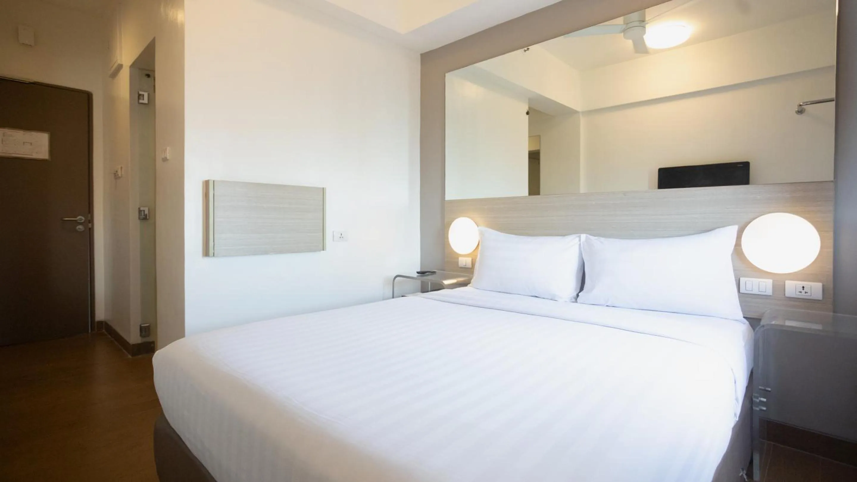 Photo of the whole room, Bed in Red Planet Makati Avenue Manila