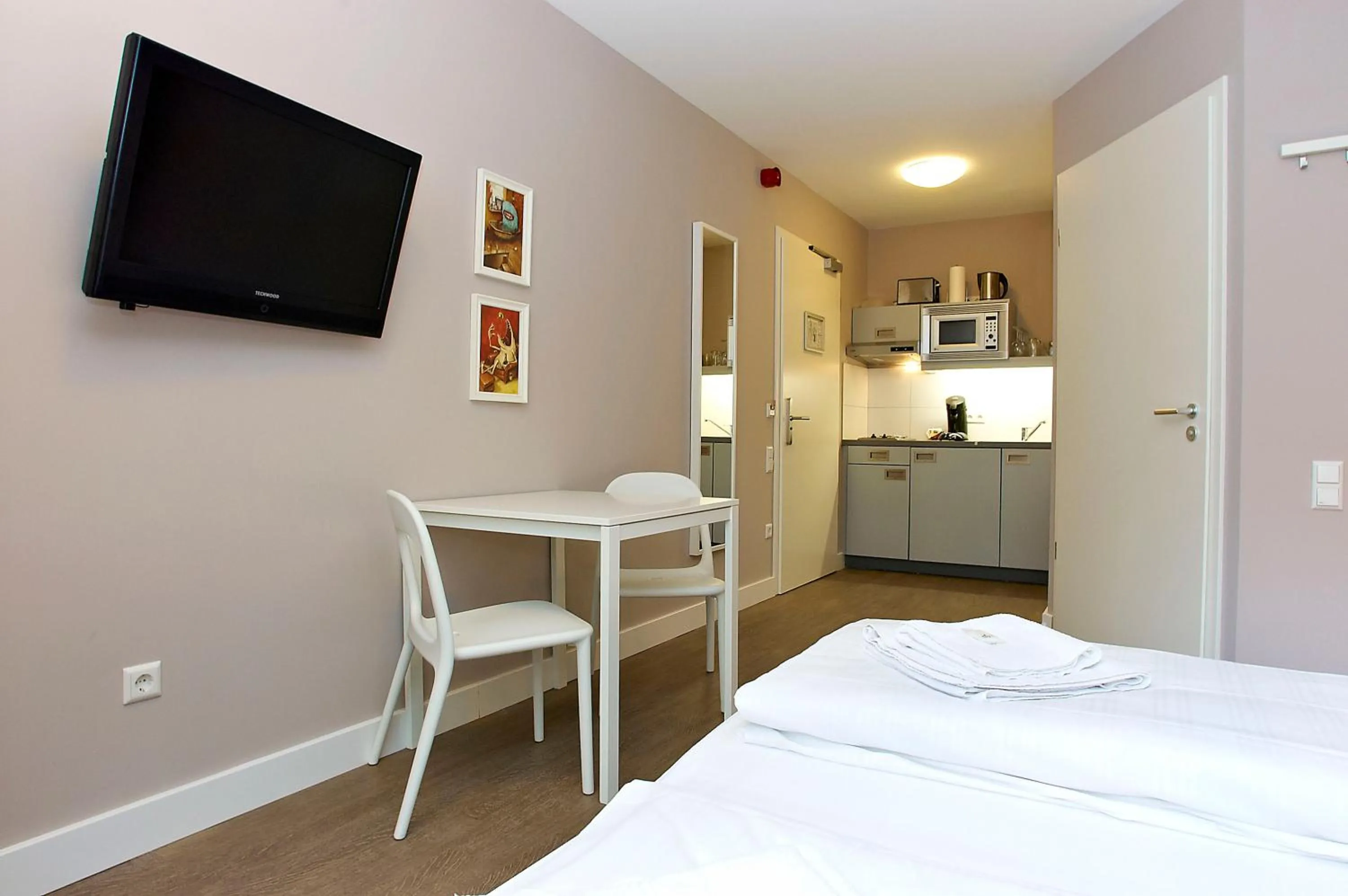 Kitchen or kitchenette, Bed in Apartmenthouse Berlin - Am Görlitzer Park