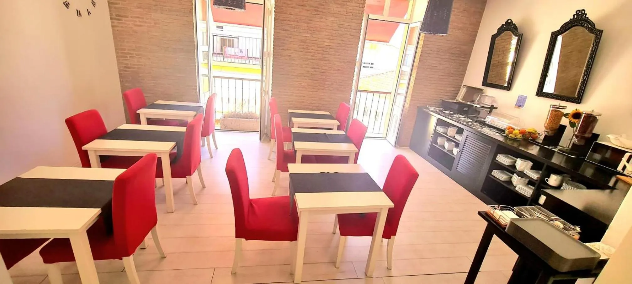 Dining area in Albufeira Beach Hotel by Kavia