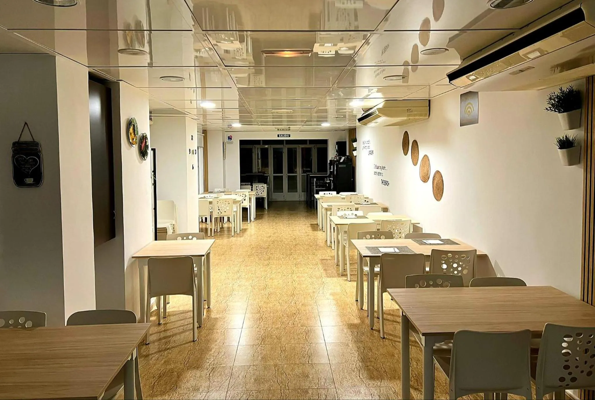 Restaurant/places to eat in Hotel Alaska